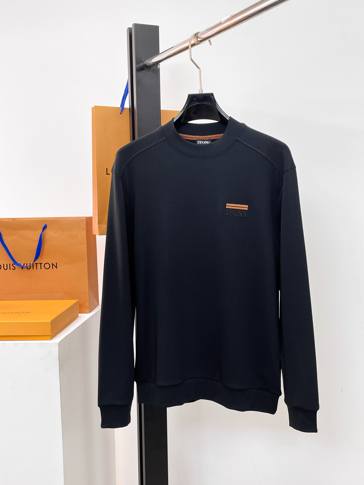 NO:601537,Ermenegildo Zegna Premium Bottoming Shirt Trading Company Order 25SS New Autumn and Winter Italian Light Luxury Men's Casual Long-Sleeved Bottoming Shirt Long-sleeved T-shirt Sweatshirt The flat anti-wrinkle performance allows you to always wear it upright and stylish. It shows fine texture and shimmer, moderate softness, smoothness and drape, anti-wear and no pilling, the fabric is firm and strong, has strong wrinkle resistance, and is extremely hygroscopic and breathable!  The selected new fabrics are environmentally friendly and sustainable. They are all made of high-density fabrics, with a delicate and soft feel, high elasticity and plasticity. The upper body is wide and stylish, the texture is invincible, the skin-friendly is excellent, and the texture and texture reveal a sense of luxury and luxury!  Not only that, the meticulous workmanship also makes the entire bottoming shirt look exquisite and extraordinary. Reinforced double-thread sewing makes it more flat and three-dimensional. Color: white/black/coffee. Size 48-56,,zegna,hoodie,sweatshirts,tees,t-shirt,alexander wang19860909杰尼亚 精品打底衫 贸易公司订单 25SS 秋冬新款意式轻奢男士休闲长袖打底衫长袖 T恤 卫衣 平整的抗皱性能让您穿着始终挺拔有型.呈现出细密的肌理和微光感,柔软适中顺滑有垂感,抗磨不起球,面料牢固结实,抗皱性强,吸湿性与透气性都极为优越！ 挑选的新型面料环保可持续性使用.均为高密度织物制造而成,手感细腻柔软,有弹性可塑性高,穿着上身挺阔有型,质感无敌,亲肤性绝佳,肌理纹路透着高级和华丽感！ 不仅如此,细致做工也让整个打底衫显得精致非凡. 加固双线缝制 更加平整立体有型 颜色白色/黑色/咖色 尺码48-56,,zegna,hoodie,sweatshirts,tees，t-shirt,alexander wang,Men's clothing