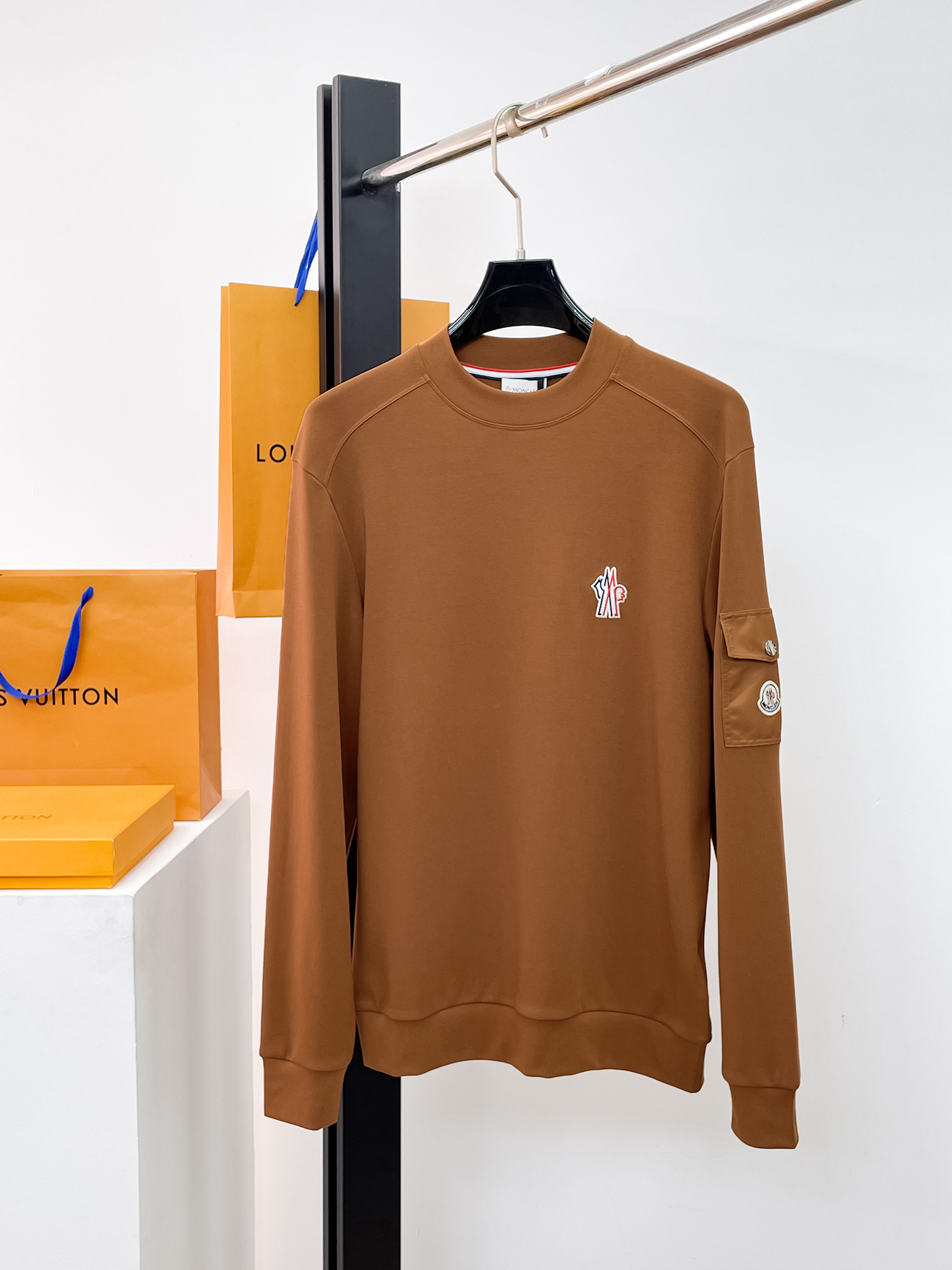 NO:601523,Mouth quality bottoming shirt trading company order 25SS new autumn and winter Italian light luxury men's casual long-sleeved bottoming shirt long-sleeved T-shirt sweatshirt The flat anti-wrinkle performance allows you to always wear it upright and stylish. It shows fine texture and shimmering feeling, soft and moderate smooth drape, anti-wear and no pilling, the fabric is firm and strong, strong wrinkle resistance, moisture absorption and breathability are extremely superior!  The selected new fabrics are environmentally friendly and sustainable. They are all made of high-density fabrics, with a delicate and soft feel, high elasticity and plasticity. The upper body is wide and stylish, the texture is invincible, the skin-friendly is excellent, and the texture and texture reveal a sense of luxury and luxury!  Not only that, the meticulous workmanship also makes the entire bottoming shirt look exquisite and extraordinary. Reinforced double-thread sewing makes it more flat and three-dimensional. Color white/black/coffee Size 48-56, Moncler, hoodie, sweatshirts, tees, t-shirt, alexander wang19860909蒙口 精品打底衫 贸易公司订单 25SS 秋冬新款意式轻奢男士休闲长袖打底衫长袖 T恤 卫衣 平整的抗皱性能让您穿着始终挺拔有型.呈现出细密的肌理和微光感,柔软适中顺滑有垂感,抗磨不起球,面料牢固结实,抗皱性强,吸湿性与透气性都极为优越！ 挑选的新型面料环保可持续性使用.均为高密度织物制造而成,手感细腻柔软,有弹性可塑性高,穿着上身挺阔有型,质感无敌,亲肤性绝佳,肌理纹路透着高级和华丽感！ 不仅如此,细致做工也让整个打底衫显得精致非凡. 加固双线缝制 更加平整立体有型 颜色白色/黑色/咖色 尺码48-56,,Moncler,hoodie,sweatshirts,tees，t-shirt,alexander wang,Men's clothing