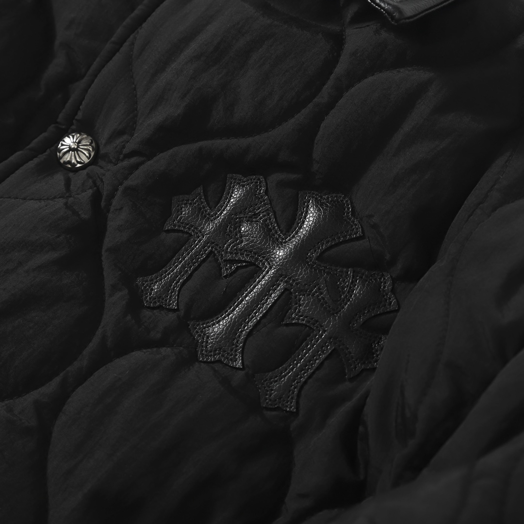 版本🐮货 （此款售后到年后）💰300Chrome Hearts 克罗心十字架花银纽扣外套 
衍缝拼接重工设计 后背皮质十字架➕重工刺绣 🔥 皮领设计 更有质感 宽松版型 男女穿都 非常帅气
尺码：S M L XL（178 145穿M）
          衣长          袖长        胸围         肩宽    
 S       69              61           138           59
 M      71              62           142           60
  L      73             63            146           61
 XL     75              64            150           62
