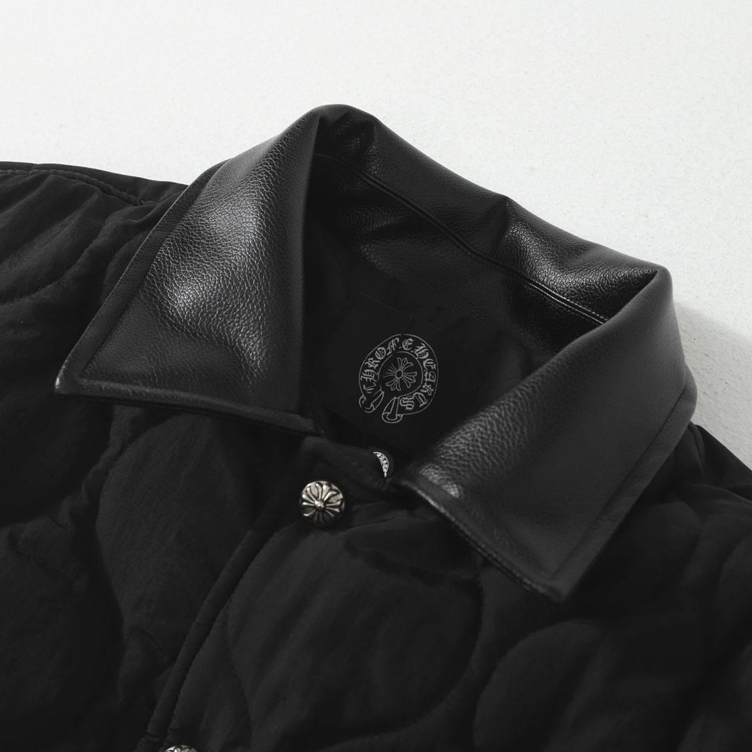 版本🐮货 （此款售后到年后）💰300Chrome Hearts 克罗心十字架花银纽扣外套 
衍缝拼接重工设计 后背皮质十字架➕重工刺绣 🔥 皮领设计 更有质感 宽松版型 男女穿都 非常帅气
尺码：S M L XL（178 145穿M）
          衣长          袖长        胸围         肩宽    
 S       69              61           138           59
 M      71              62           142           60
  L      73             63            146           61
 XL     75              64            150           62
