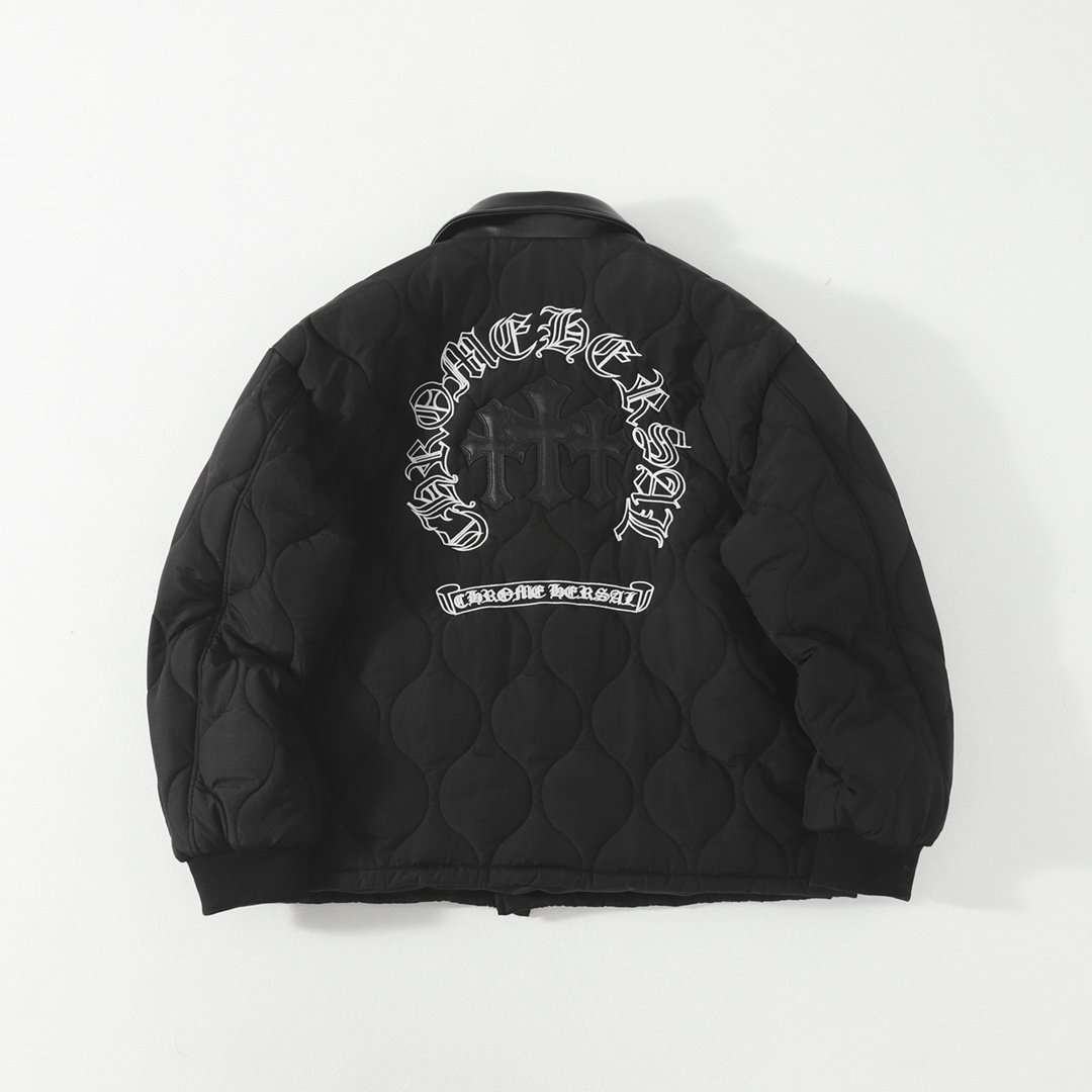 版本🐮货 （此款售后到年后）💰300Chrome Hearts 克罗心十字架花银纽扣外套 
衍缝拼接重工设计 后背皮质十字架➕重工刺绣 🔥 皮领设计 更有质感 宽松版型 男女穿都 非常帅气
尺码：S M L XL（178 145穿M）
          衣长          袖长        胸围         肩宽    
 S       69              61           138           59
 M      71              62           142           60
  L      73             63            146           61
 XL     75              64            150           62
