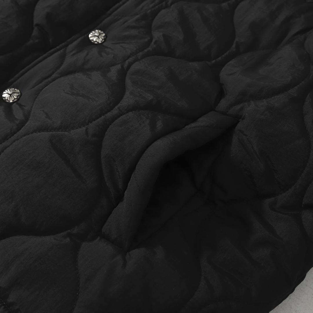 版本🐮货 （此款售后到年后）💰300Chrome Hearts 克罗心十字架花银纽扣外套 
衍缝拼接重工设计 后背皮质十字架➕重工刺绣 🔥 皮领设计 更有质感 宽松版型 男女穿都 非常帅气
尺码：S M L XL（178 145穿M）
          衣长          袖长        胸围         肩宽    
 S       69              61           138           59
 M      71              62           142           60
  L      73             63            146           61
 XL     75              64            150           62
