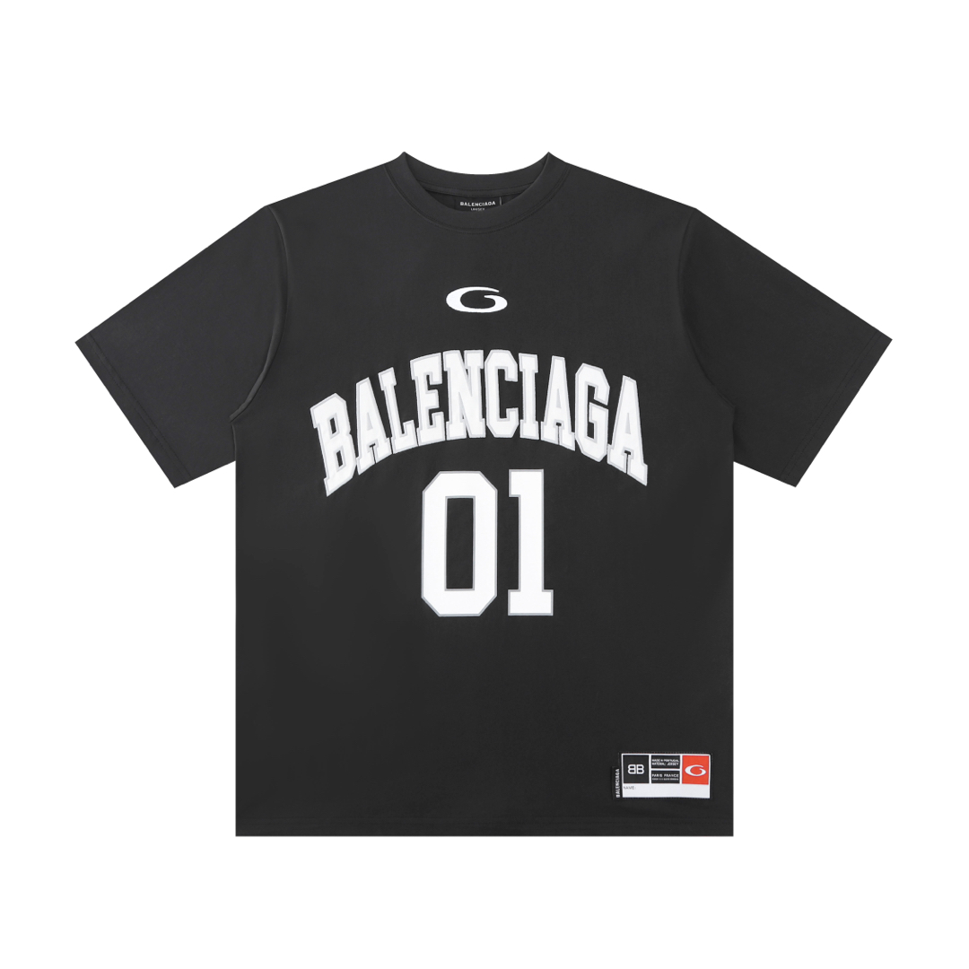 【补出】YW 最最最新款春夏 BALENCIAGA巴黎世家 BASKETBALL 系列 0号球衣短袖T恤 男女同款\n原样购入开发 面料订制染色 做水洗预缩支精梳紧密纺纱 定制螺纹 男女同款\n颜色跟专柜一样 天花板品质 配件包装 一应俱全 \n区别市面普通纯黑 纯白色的错版\n颜色：黑灰色 杏白色\n尺码：XS S M L （ YS穿S）\n衣长	                            \n胸围      	   	            \n袖长                                 \n肩宽                                