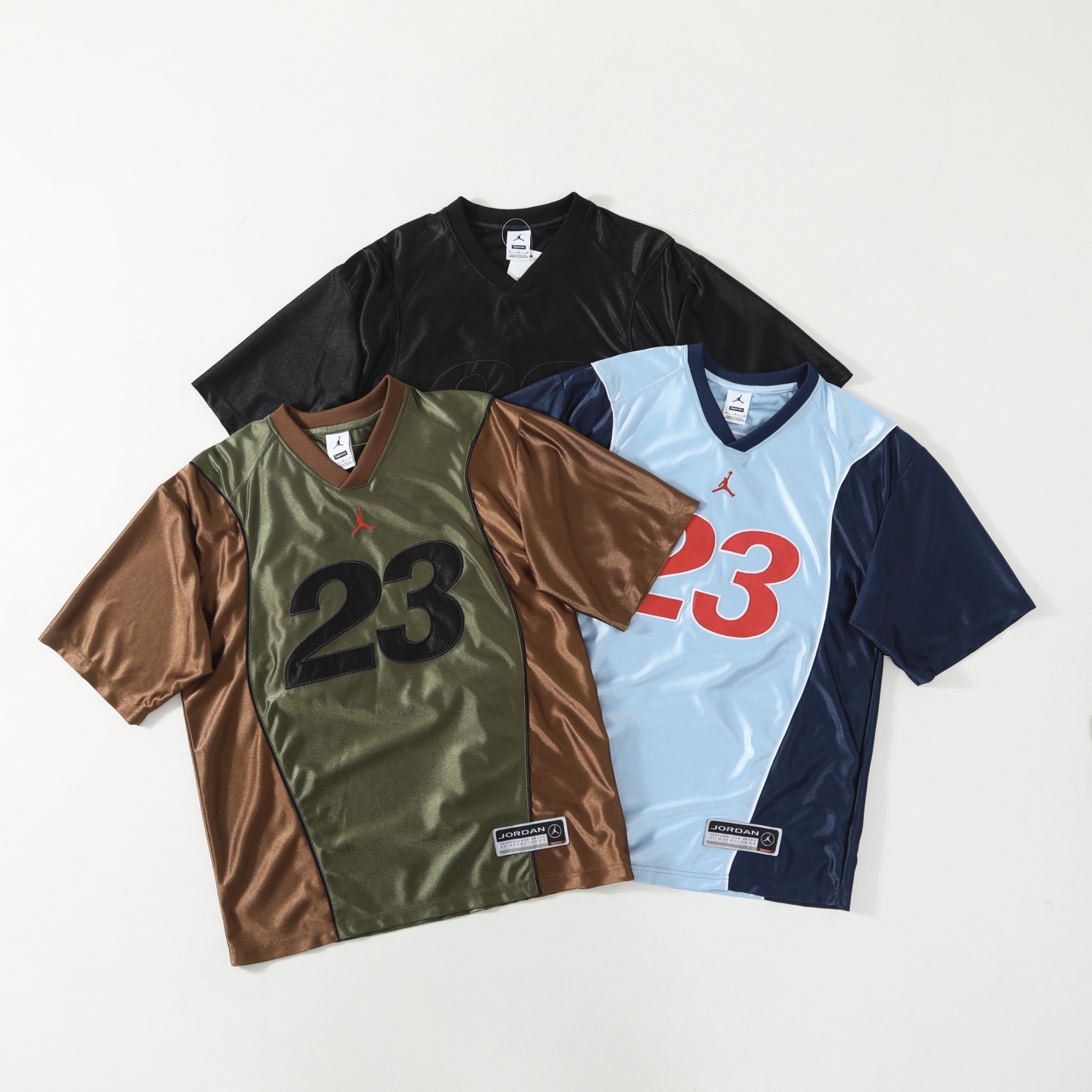 YQ Supreme x aj Jordan 联名款 FW WEEK Warm Up Jersey 胸前logo撞色短袖足球衣/篮球短裤\n男女同款\n定制金光天丝面料  上身光泽度极好 气质拉满 \n进口高密刺绣机 完美出品 所有细节 均开模订做 无敌品质 超高性价比！五星推荐 既可当篮球服 也可日常出行穿 潮人必备\n颜色：天蓝拼藏青 黑色 军绿拼咖色\n尺码：S M L XL （ 建议M）\n衣长	                            \n胸围     YY 	   	            \n袖长                                \n肩宽                                