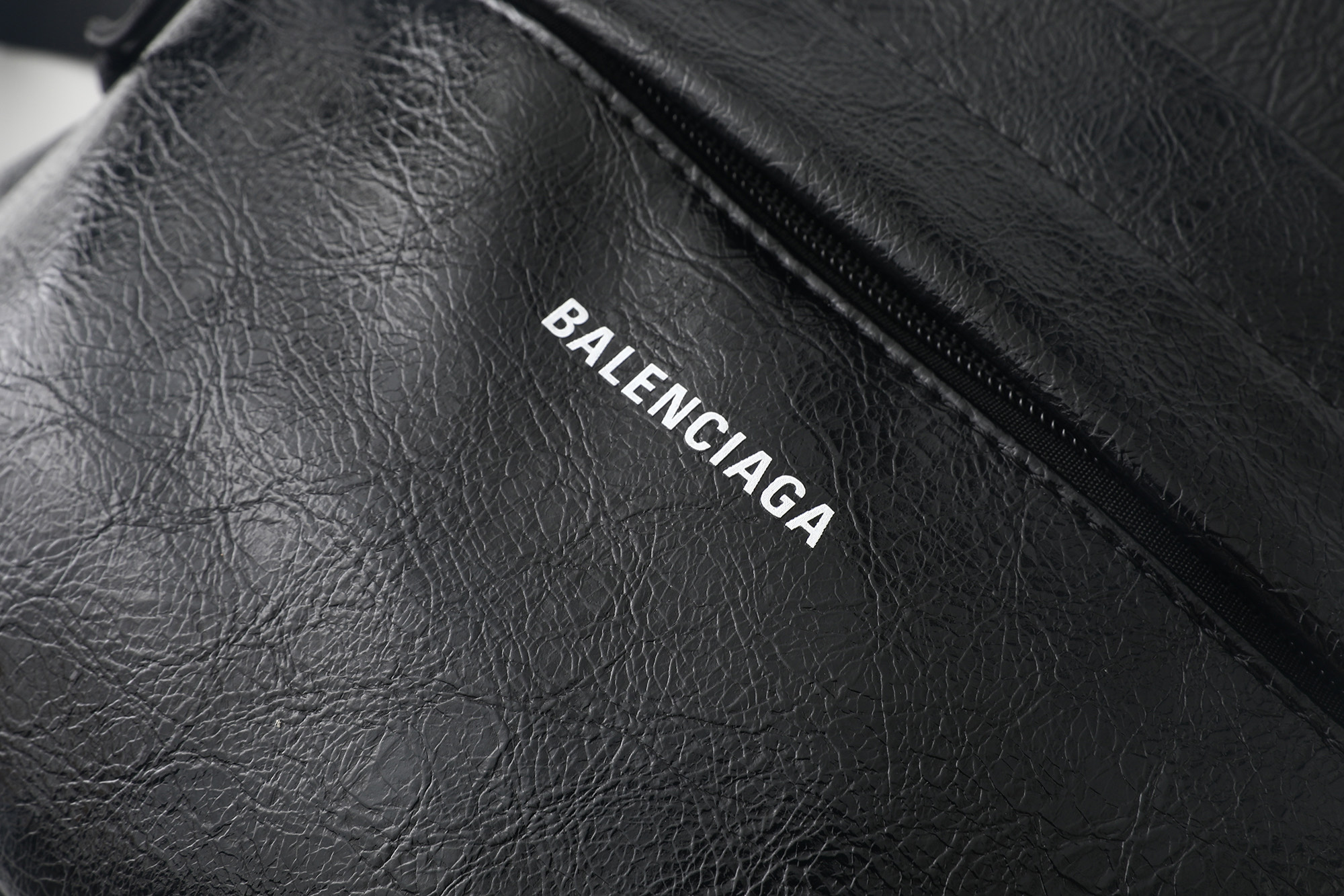 Mochila Balenciaga de Piel Encerada con Logotipo, Diseño Elegante y Duradera 9 i1749804650639 7663 0 13