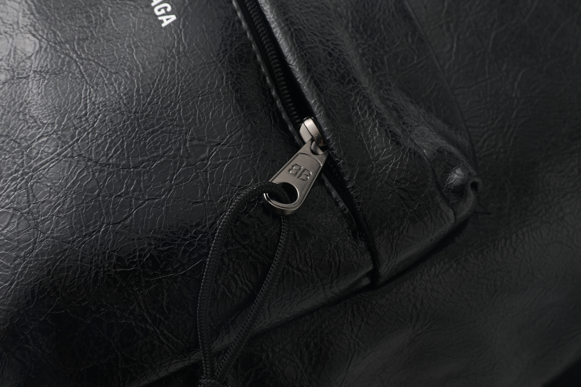 Mochila Balenciaga de Piel Encerada con Logotipo, Diseño Elegante y Duradera 13 i1749804652214 5763 0 12