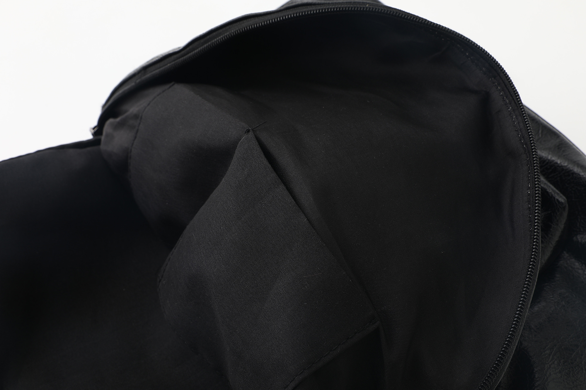 Mochila Balenciaga de Piel Encerada con Logotipo, Diseño Elegante y Duradera 12 i1749804652239 3292 0 8