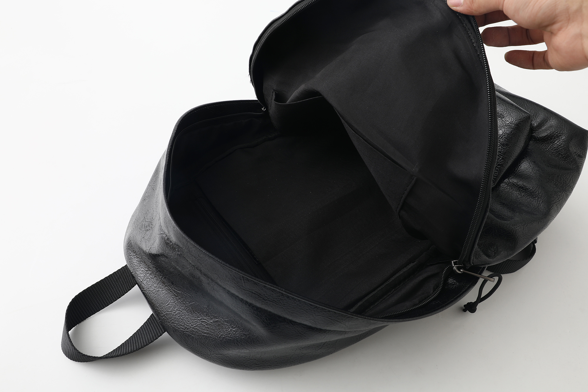 Mochila Balenciaga de Piel Encerada con Logotipo, Diseño Elegante y Duradera 7 i1749804653066 9836 0 5