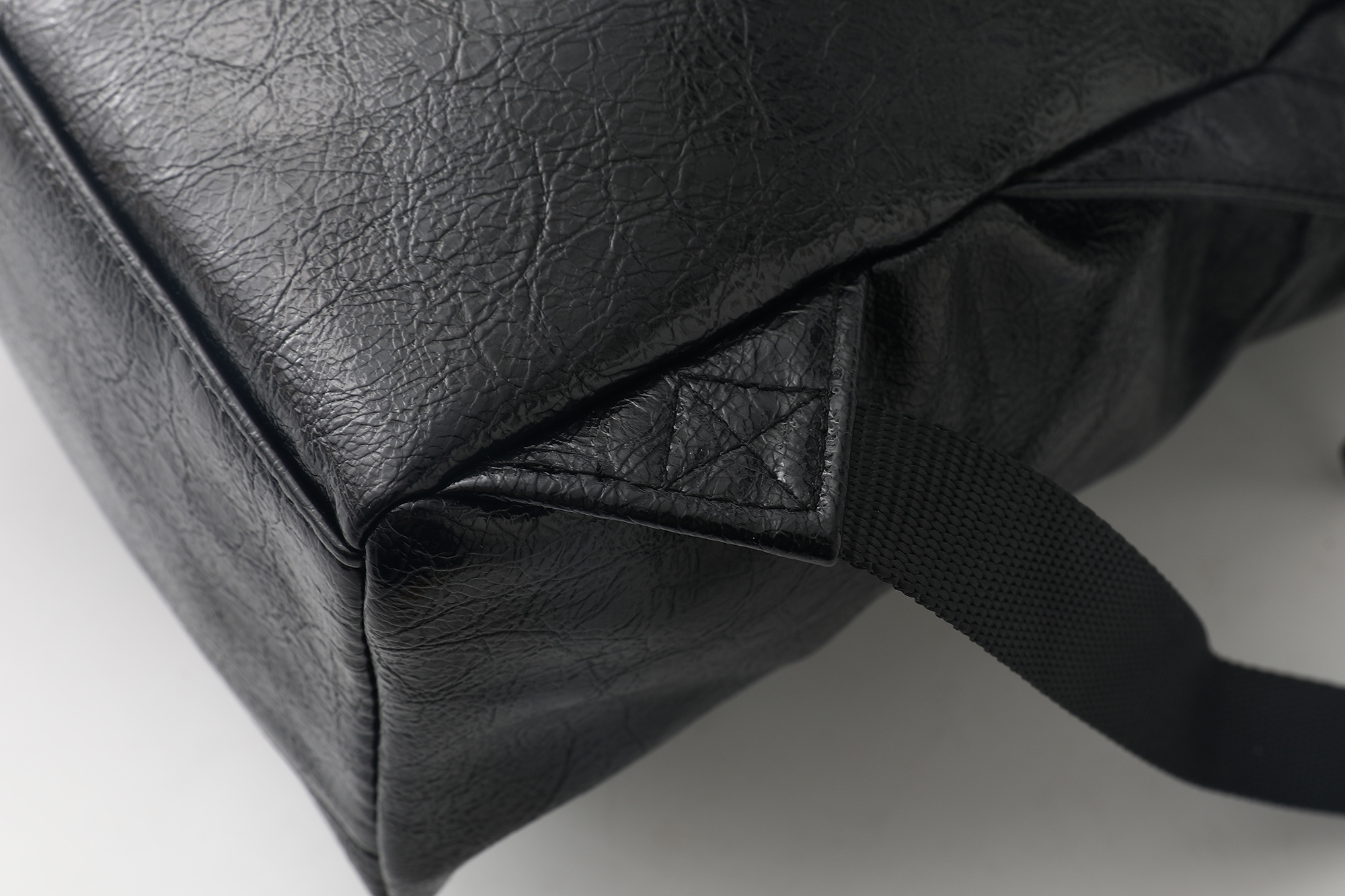 Mochila Balenciaga de Piel Encerada con Logotipo, Diseño Elegante y Duradera 10 i1749804653082 1151 0 4