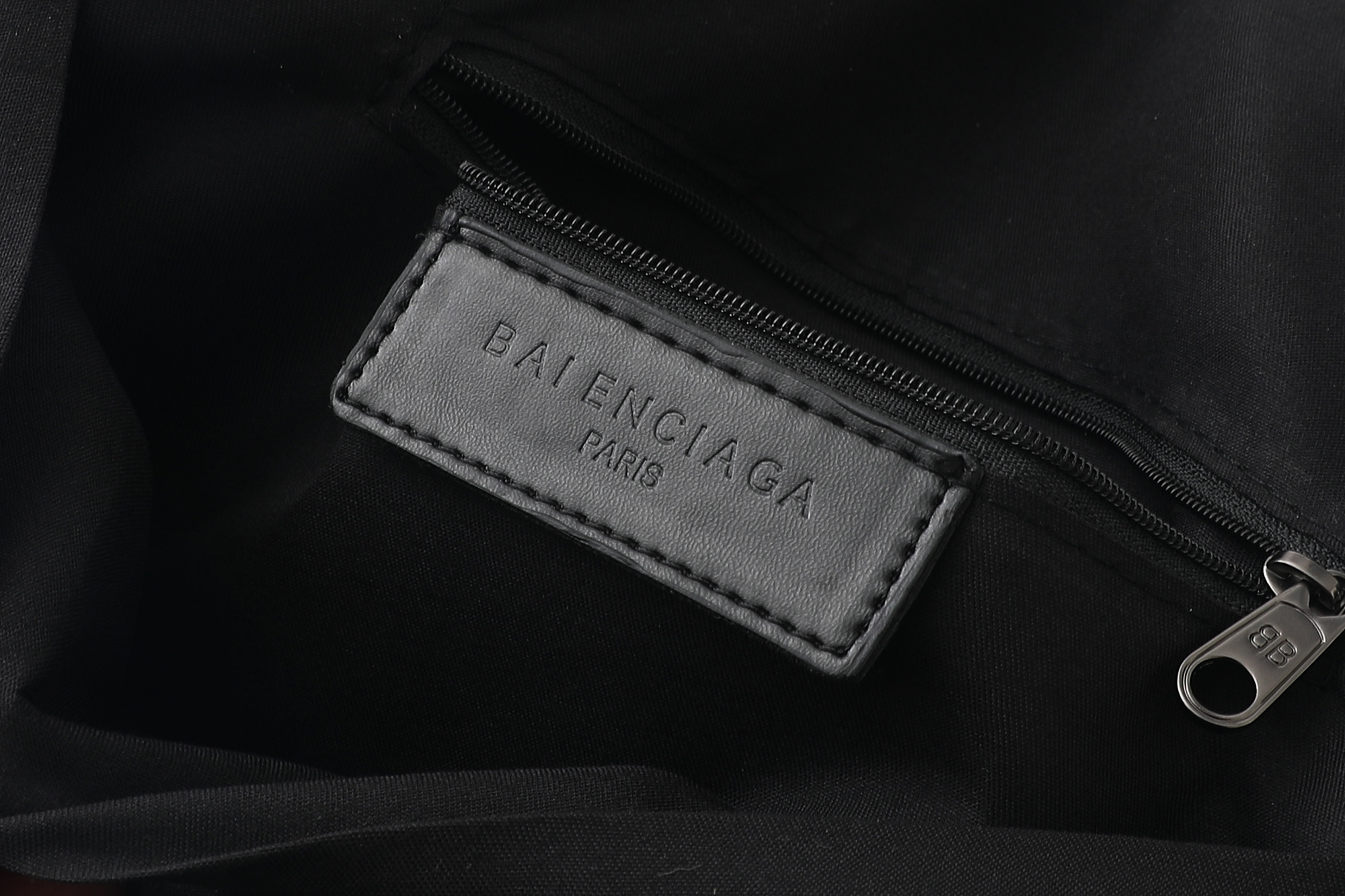 Mochila Balenciaga de Piel Encerada con Logotipo, Diseño Elegante y Duradera 11 i1749804653104 8145 0 6
