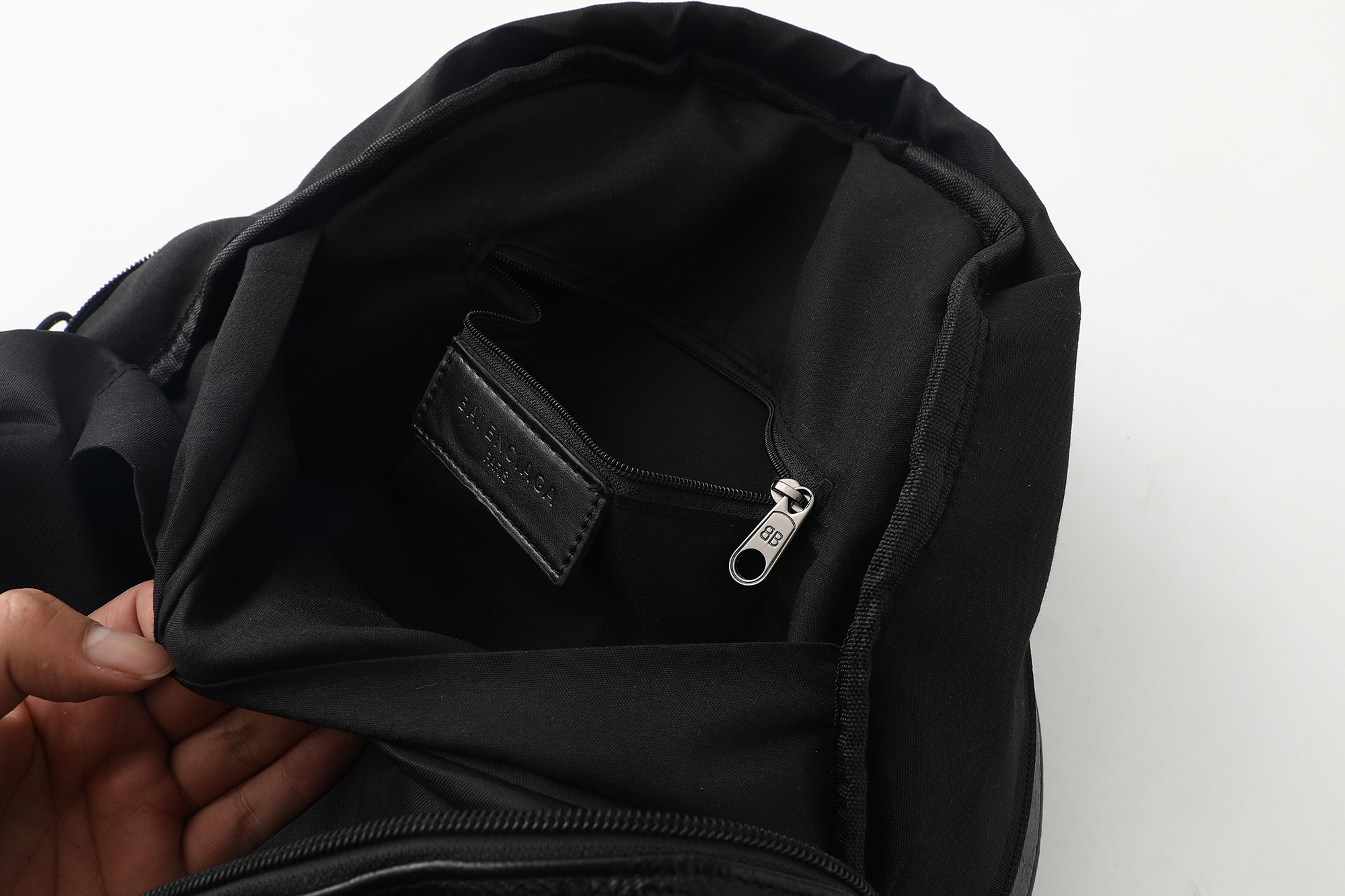 Mochila Balenciaga de Piel Encerada con Logotipo, Diseño Elegante y Duradera 6 i1749804653167 2944 0 7
