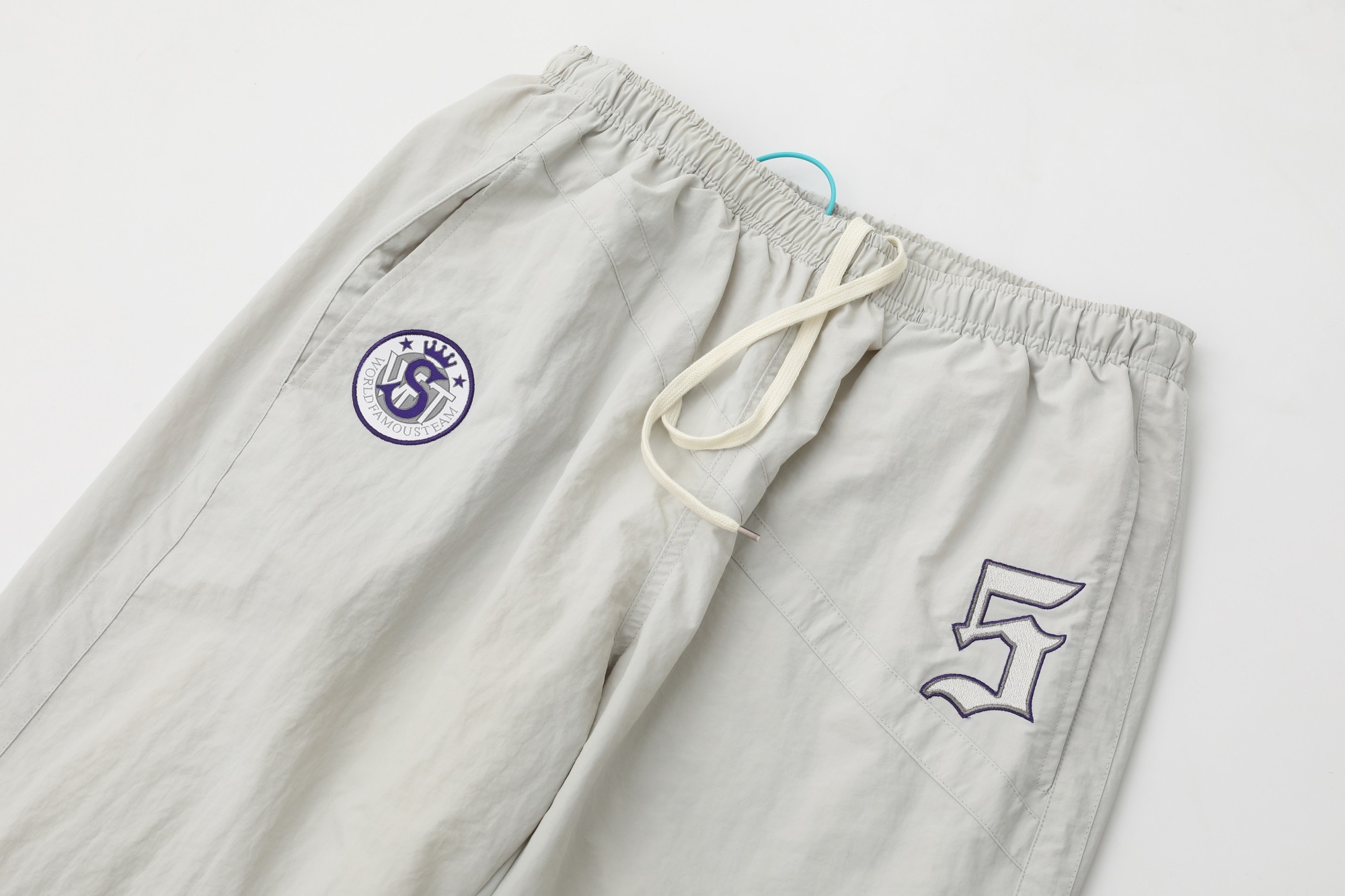 💰240 顶级潮流套装 Supreme SS25 WEEK12 Old English Track Jacket 徽标图案贴花拉链开合立领美式潮流夹克外套 裤子 套装 男女同款 

-    颜色：灰白 黑色
-    尺码：S M L XL 
          【裤子尺码表】 
           S      M  	L	XL
裤长：104	  106  108	110
腰围：72-108	76-112	 80-116	84-120
臀围：	115	 119   123	127
裤口：	25	26	  26.8	27
强烈推荐搭配套装，原版购入开发，重工品质，大身超多刺绣logo标识，缜密细腻都是进口机器出货！！内里有网眼布，透气不贴身同时成本非常高！！整体大身拼接分割，衣身重工多处刺绣，同色系Ykk拉链丝滑无比！！全套配置辅料堆满，必须顶级品质！