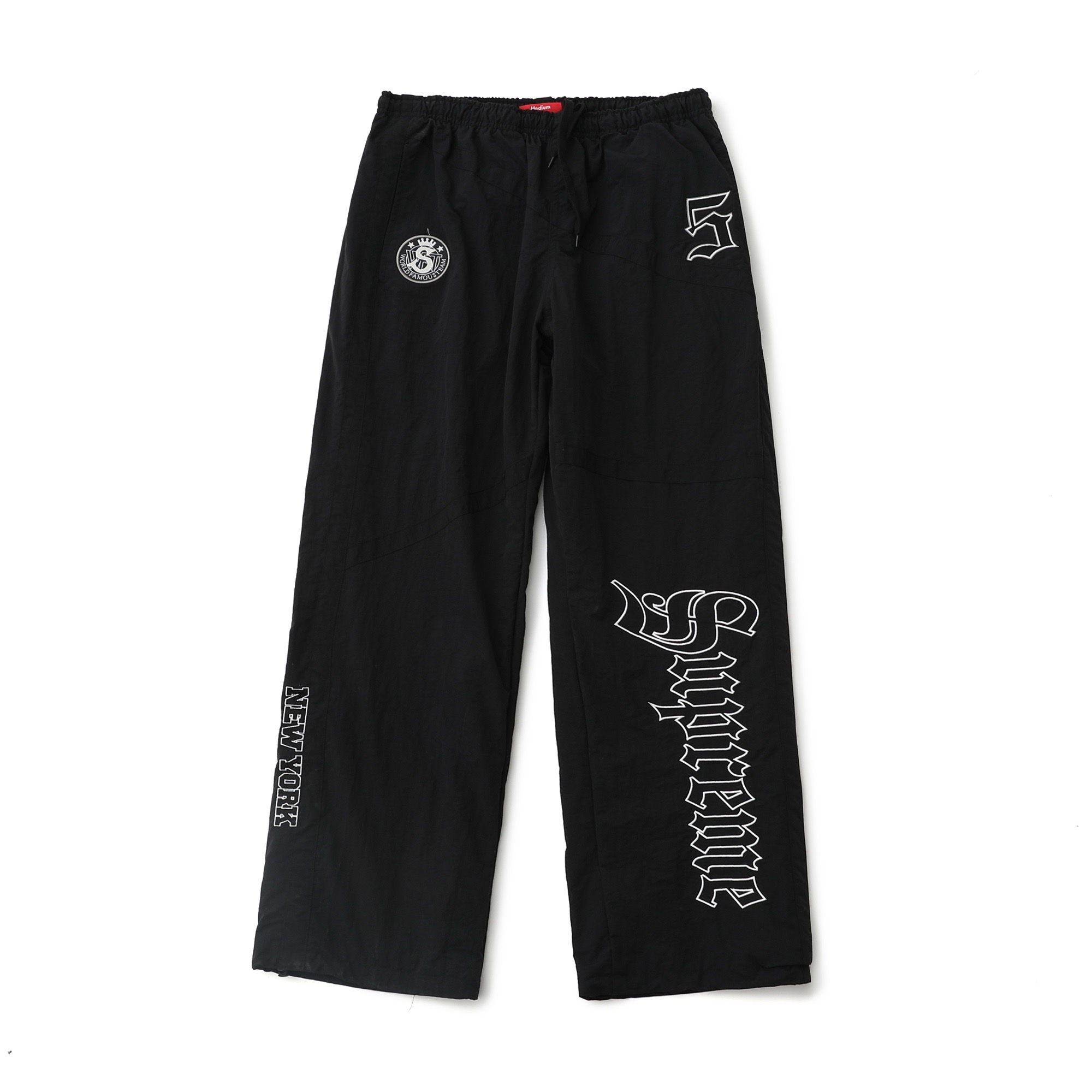 💰240 顶级潮流套装 Supreme SS25 WEEK12 Old English Track Jacket 徽标图案贴花拉链开合立领美式潮流夹克外套 裤子 套装 男女同款 

-    颜色：灰白 黑色
-    尺码：S M L XL 
          【裤子尺码表】 
           S      M  	L	XL
裤长：104	  106  108	110
腰围：72-108	76-112	 80-116	84-120
臀围：	115	 119   123	127
裤口：	25	26	  26.8	27
强烈推荐搭配套装，原版购入开发，重工品质，大身超多刺绣logo标识，缜密细腻都是进口机器出货！！内里有网眼布，透气不贴身同时成本非常高！！整体大身拼接分割，衣身重工多处刺绣，同色系Ykk拉链丝滑无比！！全套配置辅料堆满，必须顶级品质！