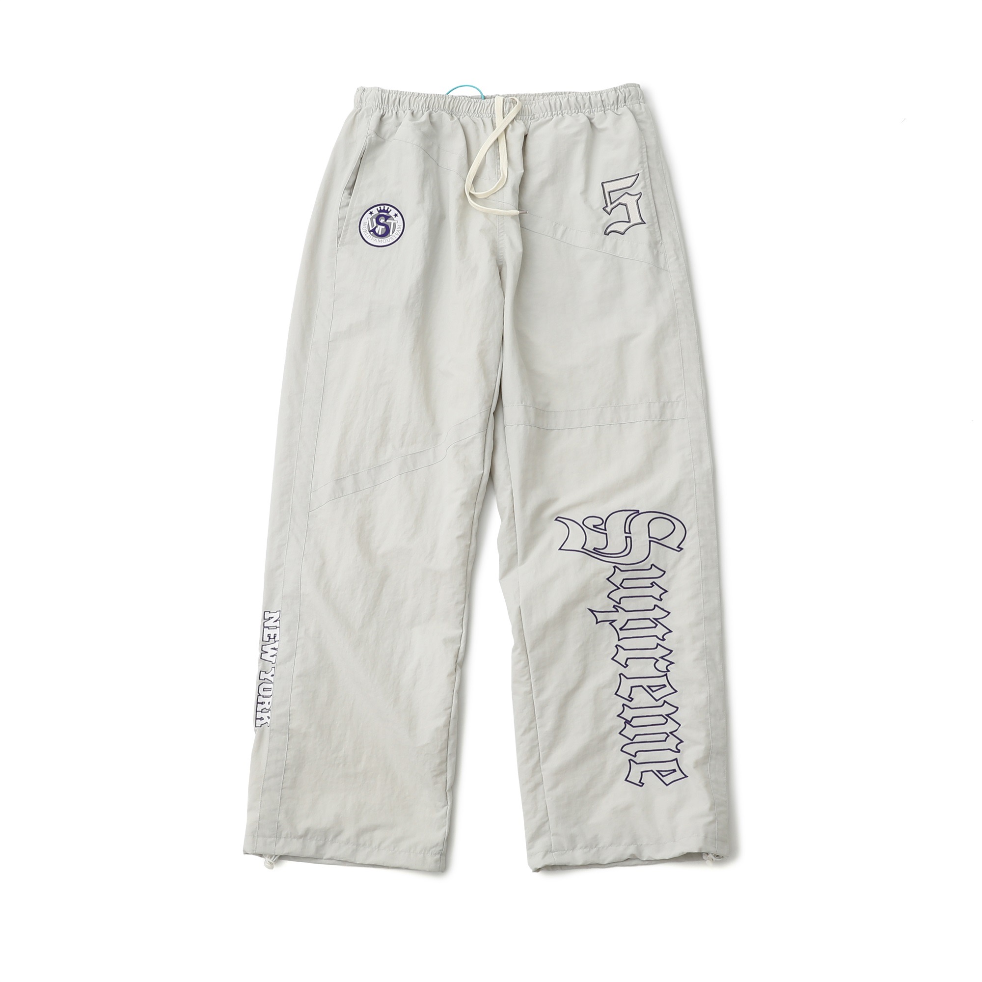 💰240 顶级潮流套装 Supreme SS25 WEEK12 Old English Track Jacket 徽标图案贴花拉链开合立领美式潮流夹克外套 裤子 套装 男女同款 

-    颜色：灰白 黑色
-    尺码：S M L XL 
          【裤子尺码表】 
           S      M  	L	XL
裤长：104	  106  108	110
腰围：72-108	76-112	 80-116	84-120
臀围：	115	 119   123	127
裤口：	25	26	  26.8	27
强烈推荐搭配套装，原版购入开发，重工品质，大身超多刺绣logo标识，缜密细腻都是进口机器出货！！内里有网眼布，透气不贴身同时成本非常高！！整体大身拼接分割，衣身重工多处刺绣，同色系Ykk拉链丝滑无比！！全套配置辅料堆满，必须顶级品质！