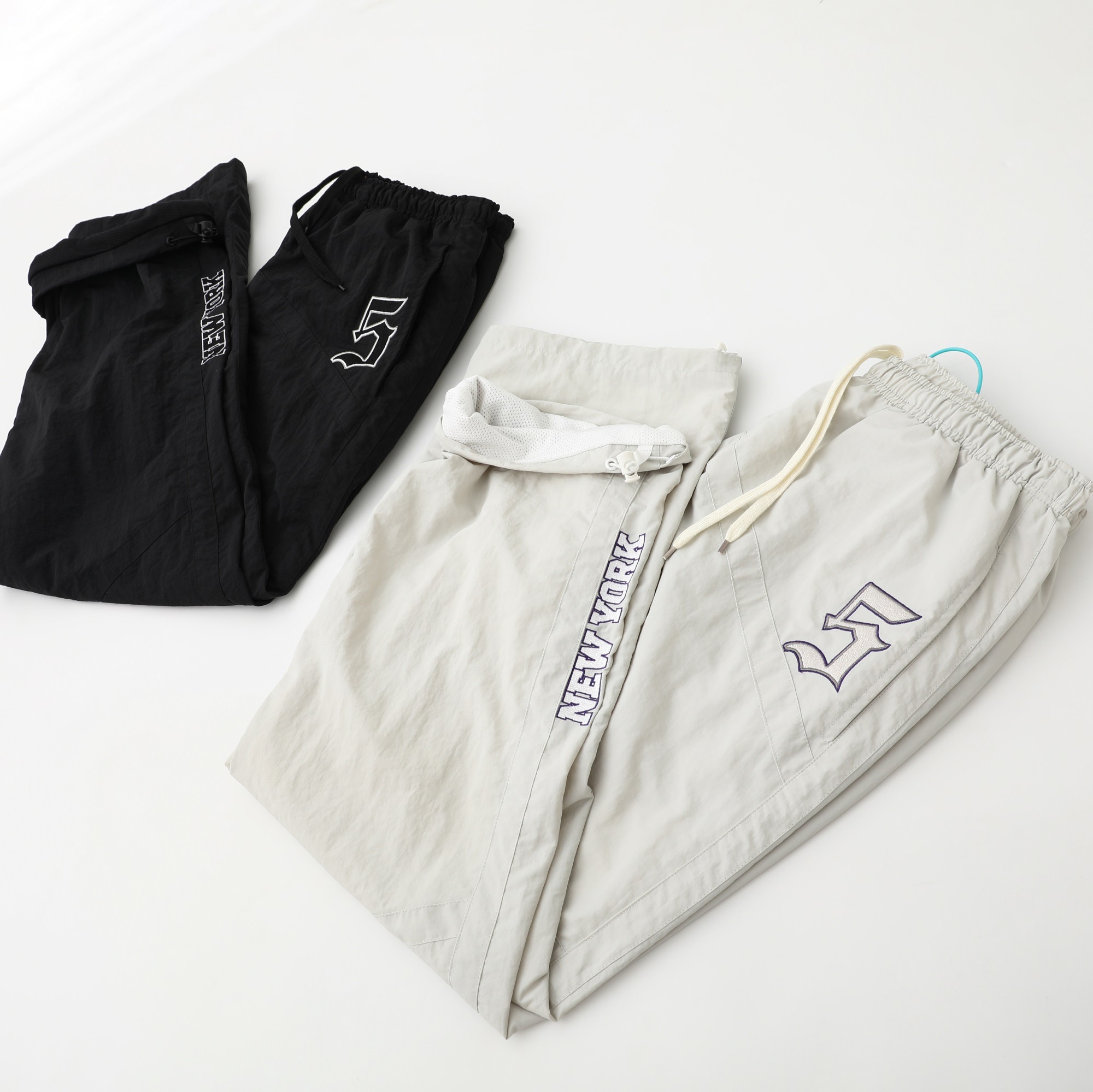 💰240 顶级潮流套装 Supreme SS25 WEEK12 Old English Track Jacket 徽标图案贴花拉链开合立领美式潮流夹克外套 裤子 套装 男女同款 

-    颜色：灰白 黑色
-    尺码：S M L XL 
          【裤子尺码表】 
           S      M  	L	XL
裤长：104	  106  108	110
腰围：72-108	76-112	 80-116	84-120
臀围：	115	 119   123	127
裤口：	25	26	  26.8	27
强烈推荐搭配套装，原版购入开发，重工品质，大身超多刺绣logo标识，缜密细腻都是进口机器出货！！内里有网眼布，透气不贴身同时成本非常高！！整体大身拼接分割，衣身重工多处刺绣，同色系Ykk拉链丝滑无比！！全套配置辅料堆满，必须顶级品质！