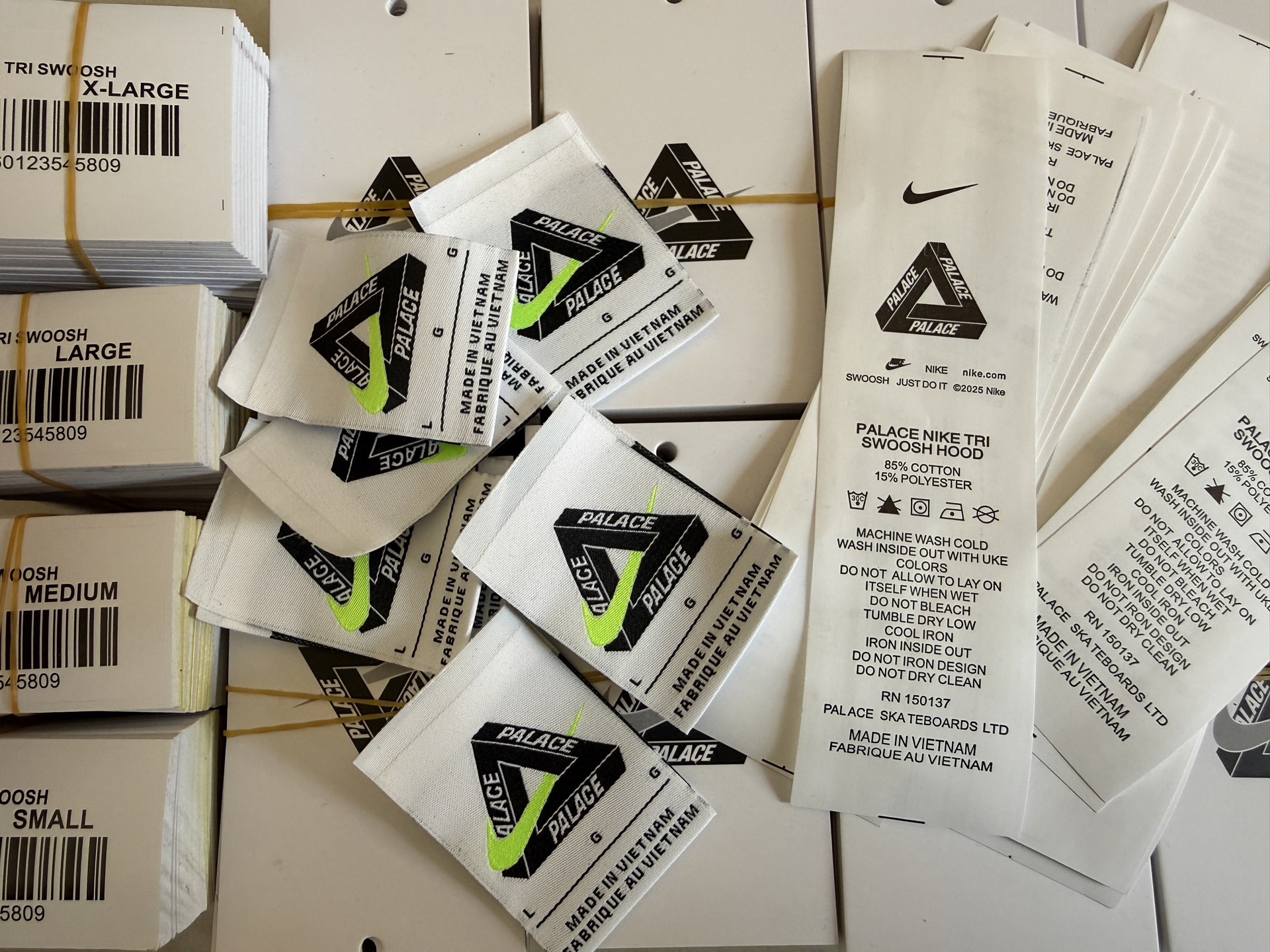 版本🐮货 （此款售后到年后）💰280 
PALACE x Nike 联名款 FW25 TRI SWOOSH HOOD 重叠logo印花 套头连帽卫衣 男女同款
打造个性机能运动元素风 行走的大Logo
四色首发！！喜欢的别错过
颜色：黑色 米白 碳灰 浅灰
尺码：S M L XL
S 胸围122  衣长69  肩宽60  袖长57
M胸围126  衣长71   肩宽61  袖长58
L 胸围130   衣长73  肩宽62 袖长59
XL胸围134  衣长75   肩宽63  袖长60
资讯图