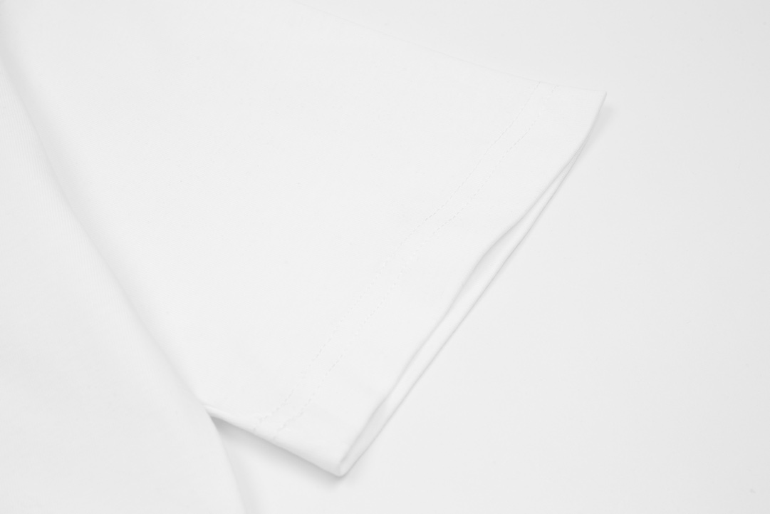 高品质Prad24新款胸前三角标T恤百搭经典神T三角标胸前印花设计简约又高级的设计！面料薄而软高密度的针