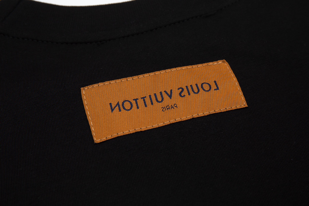高品质LOUISVUITTON/路易威登龙年限定图案短袖T恤三标齐全采用高克重克重纯棉面料！手感非常舒服