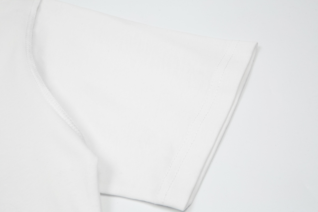 高品质LOUISVUITTON/路易威登龙年限定图案短袖T恤三标齐全采用高克重克重纯棉面料！手感非常舒服