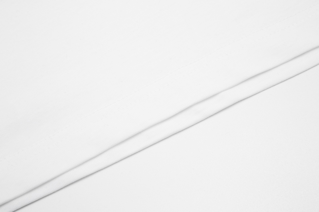 高品质GU古驰龙年系列-泡泡龙圆领短袖采用多色印花技术面料的质地柔软手感舒适穿着舒适度高由于其耐磨性好弹