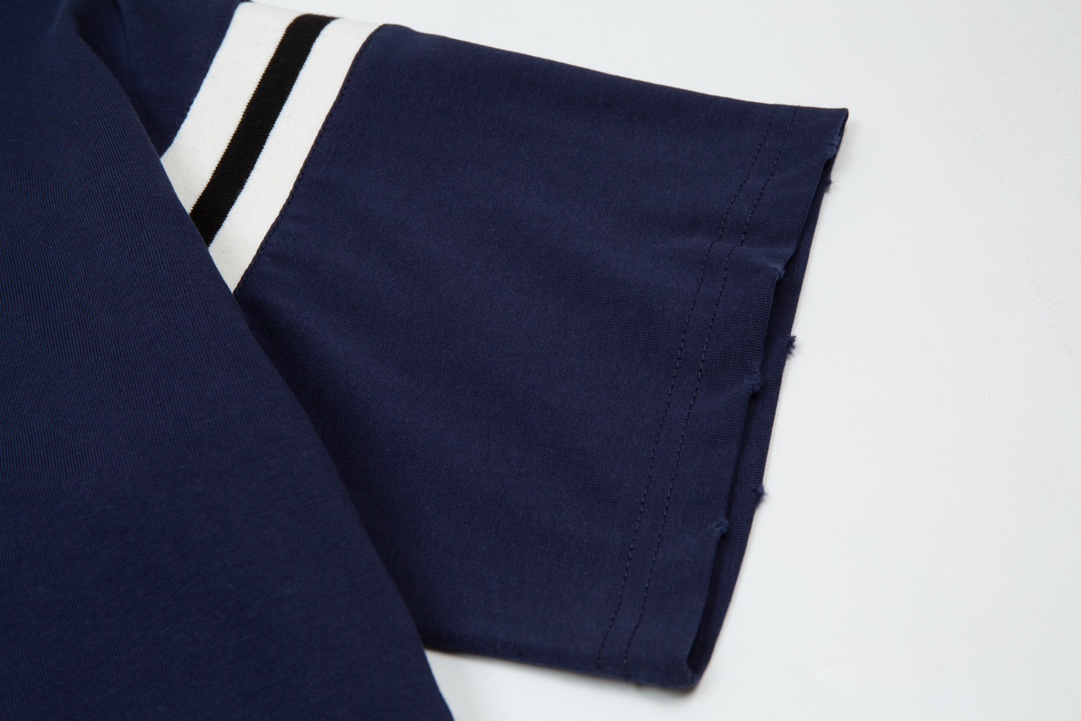 高品质DIOR迪奥胸前大印花短袖T恤采用21支双精梳紧密纺纱运用进口防掉色活性染料对板定染彩蓝色袖口织带