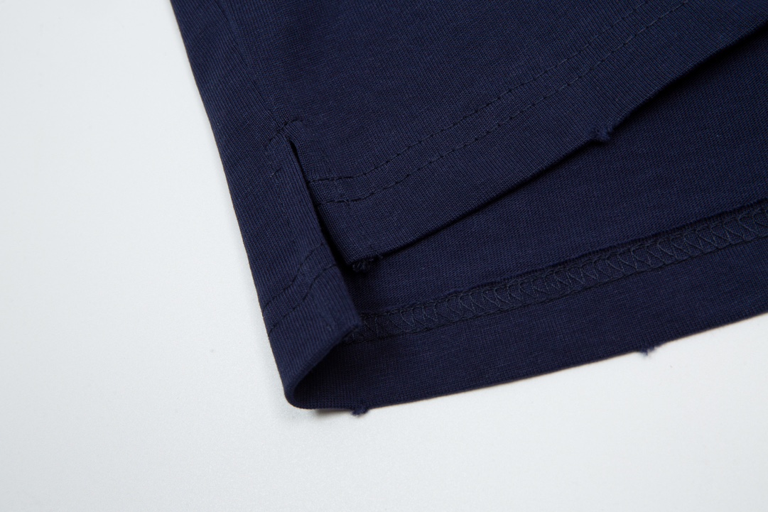 高品质DIOR迪奥胸前大印花短袖T恤采用21支双精梳紧密纺纱运用进口防掉色活性染料对板定染彩蓝色袖口织带