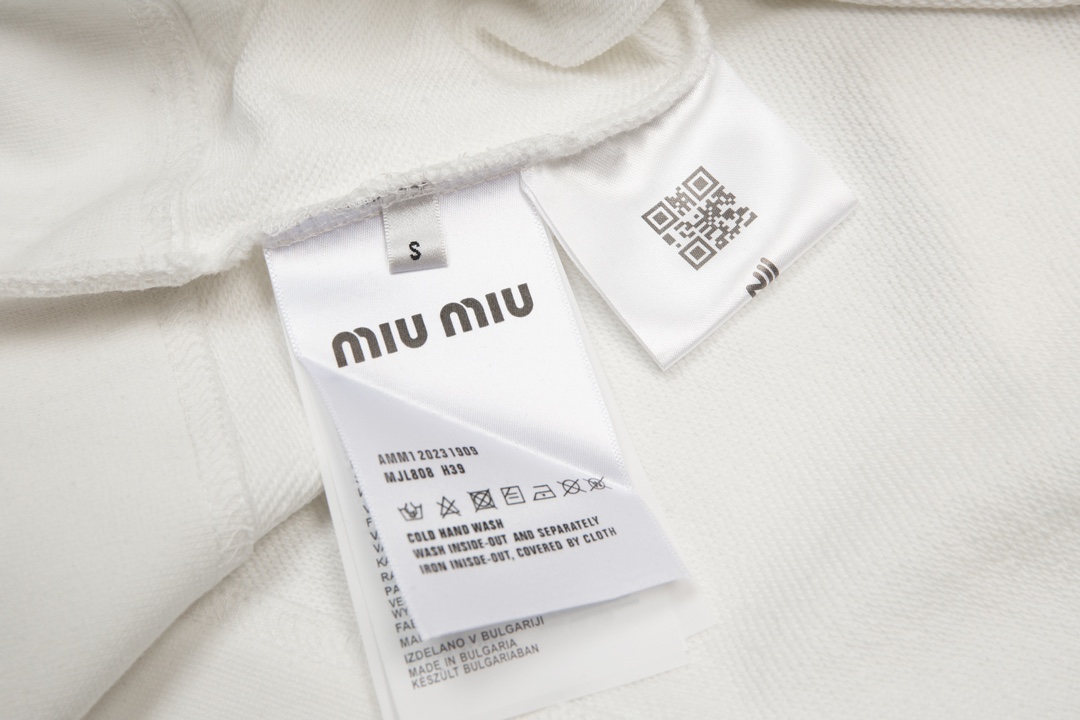 Miumiu’s High-Quality Embroidered Coats with Laser-Burned Logo and Berinda Machine Embroidery - 图片 8