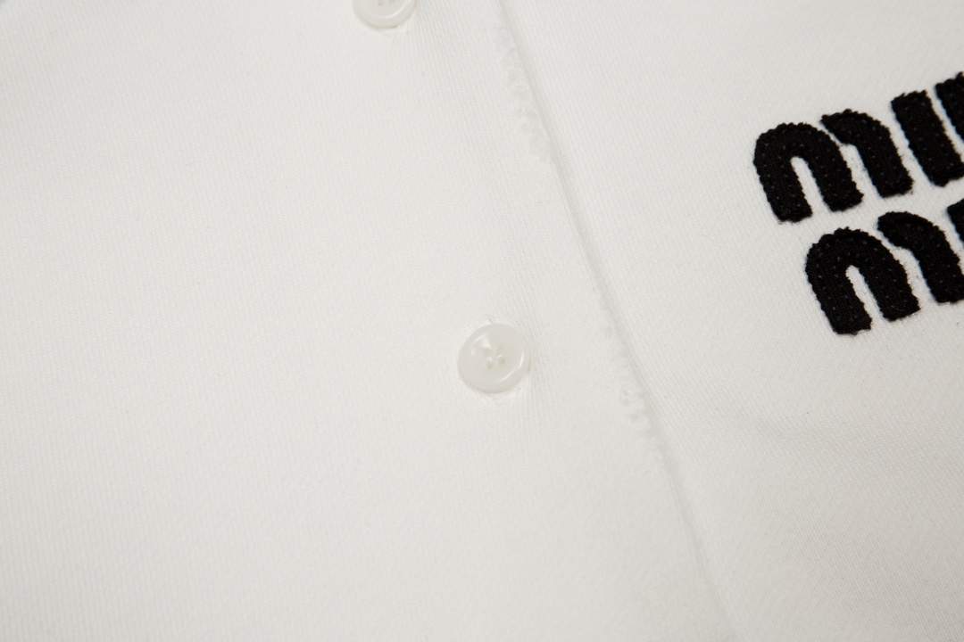 Miumiu’s High-Quality Embroidered Coats with Laser-Burned Logo and Berinda Machine Embroidery - 图片 7
