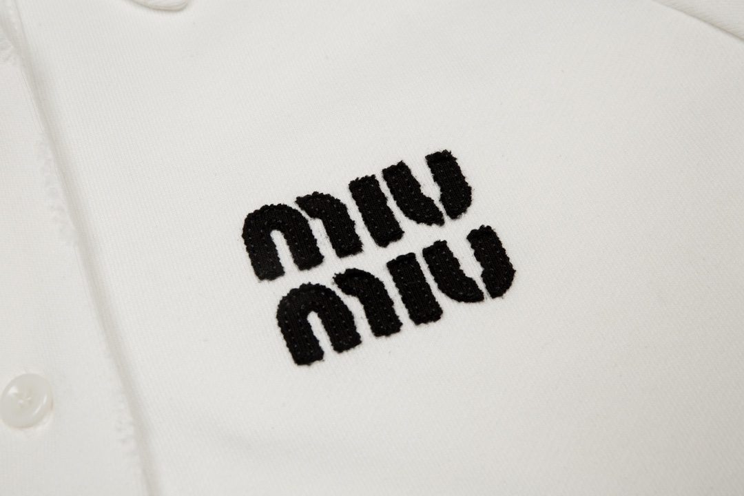 Miumiu’s High-Quality Embroidered Coats with Laser-Burned Logo and Berinda Machine Embroidery - 图片 6