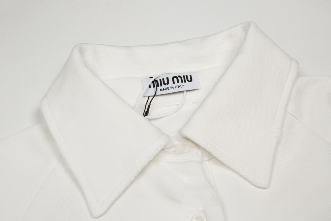 Miumiu’s High-Quality Embroidered Coats with Laser-Burned Logo and Berinda Machine Embroidery - 图片 4