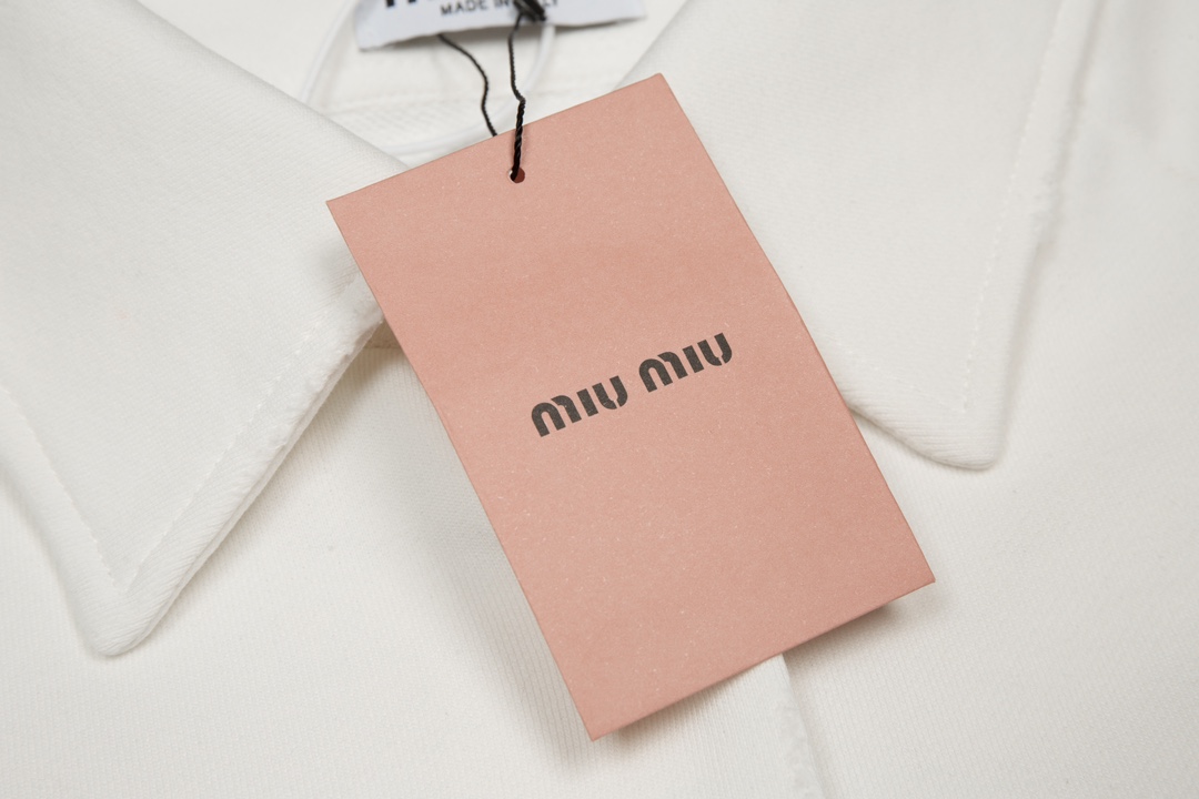 Miumiu’s High-Quality Embroidered Coats with Laser-Burned Logo and Berinda Machine Embroidery - 图片 5