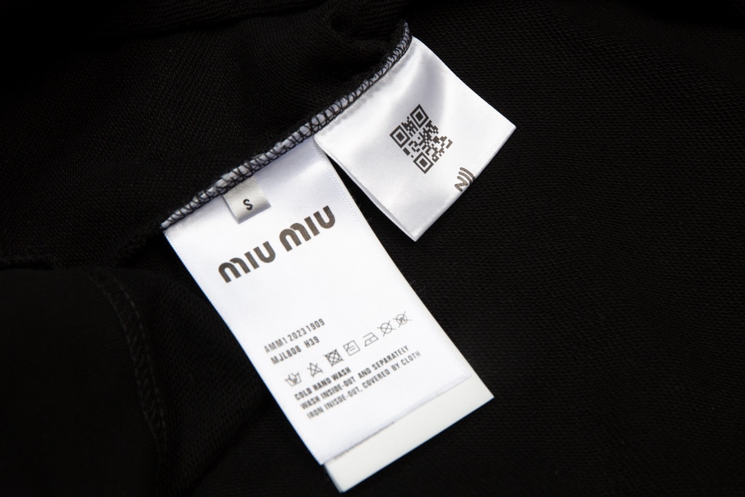 Miumiu 24ss 新款系列 贴布绣花翻领卫衣