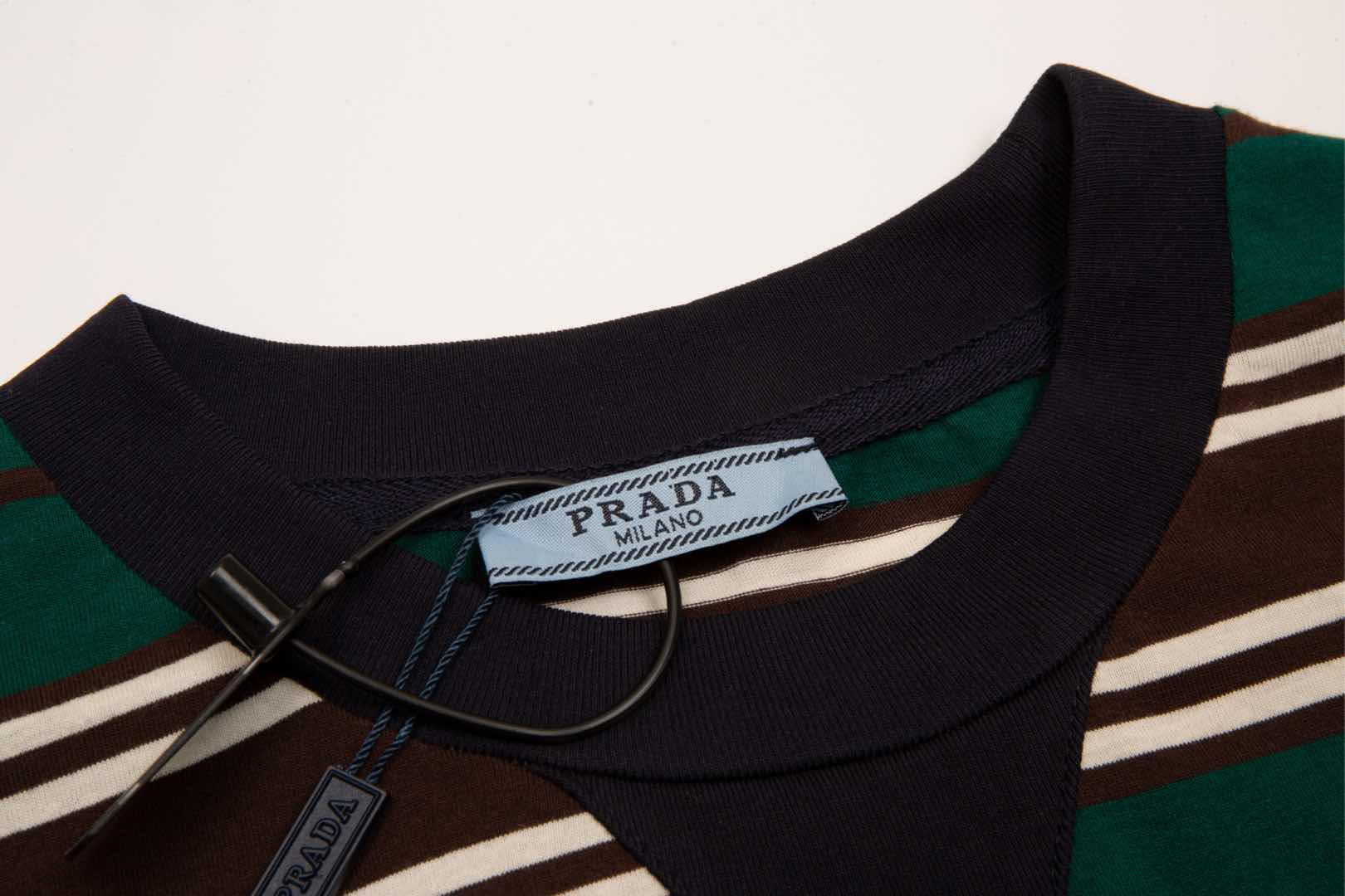 顶级） Prada 普拉达 最新系列 口袋标识条纹短袖T恤