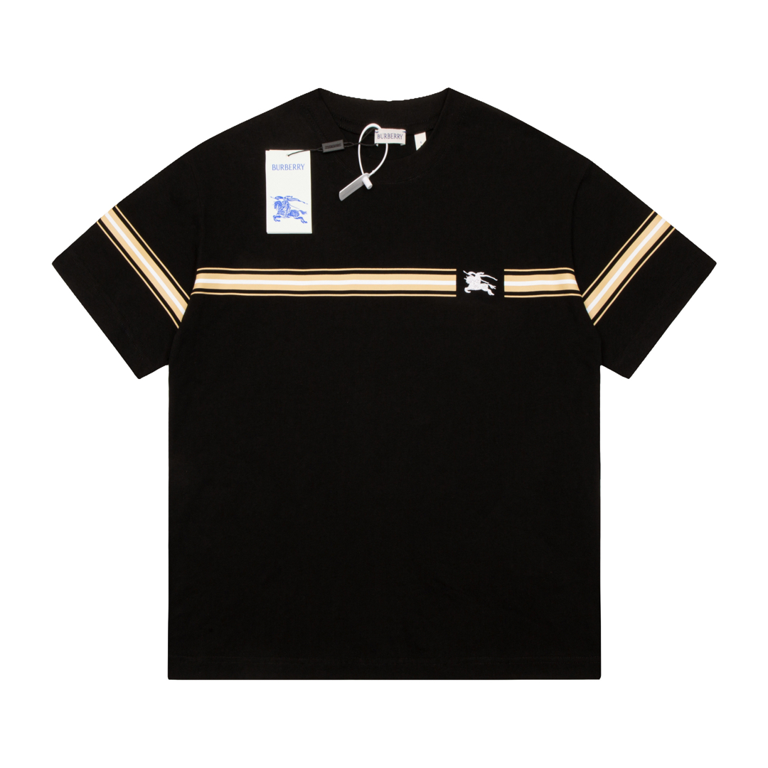 NO:125446,High-quality Burberry/Burberry New striped horse short-sleeved T-shirt, the fabric is made of pure cotton combed cotton, and the chest war horse embroidery striped printing process. The upper body effect is loose and casual, versatile, complete three standards, the same style as men and women. Size: XS S M L,,burberry,burberry,T-shirt,tees,t-shirt,alexander wang19860909高品质 Burberry/巴宝莉 新款条纹战马短袖T恤,面料采用纯棉精梳棉面料,采用胸前战马刺绣条纹印花工艺 上身效果宽松休闲,百搭款,三标齐全 ,男女同款 尺码: XS S M L,,burberry,burberry,T-shirt,tees，t-shirt,alexander wang,Men's clothing