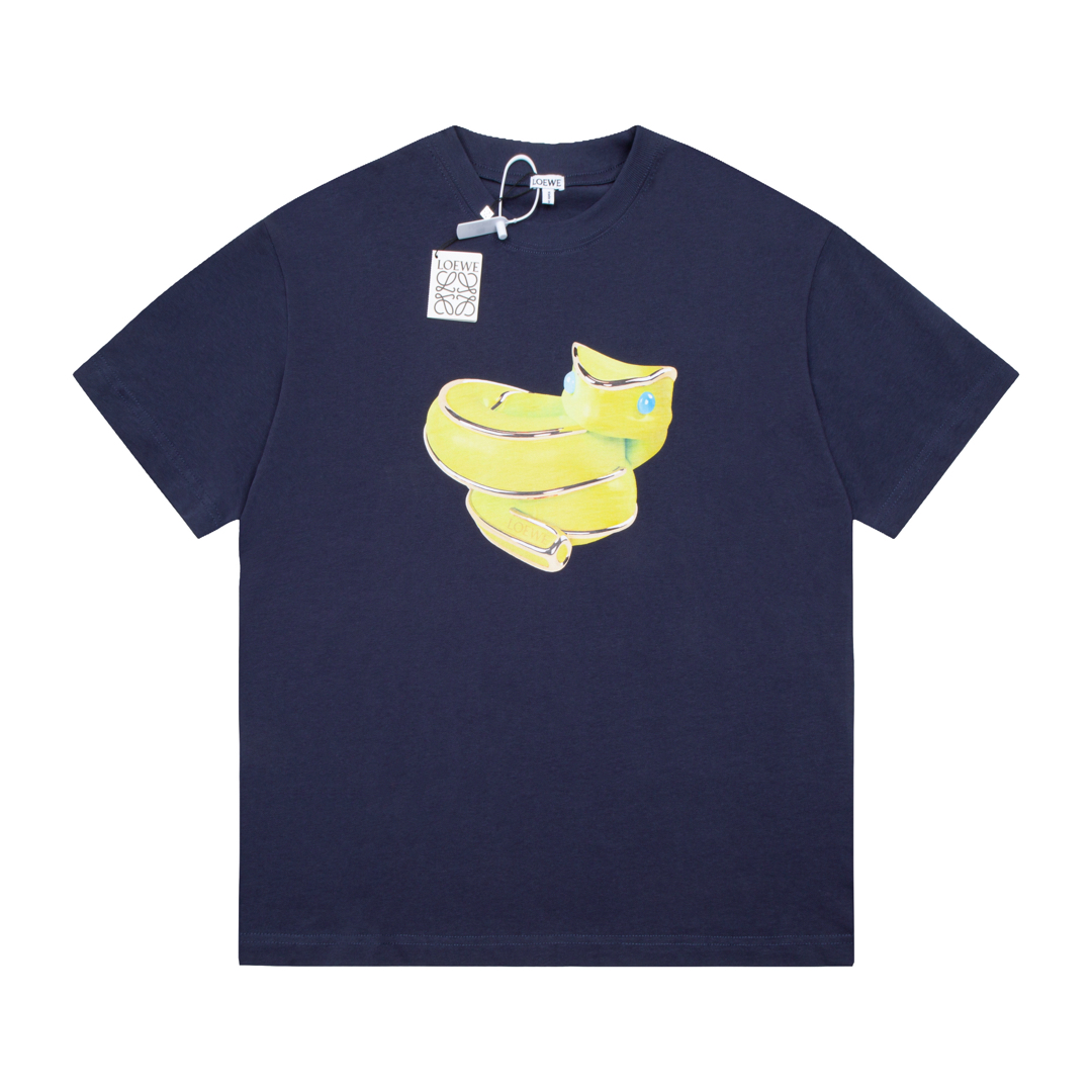 NO:125438,High-quality LOEW New Series Snake Year Limited Short-sleeved T-shirt, the fabric is made of pure cotton combed cotton, the front is made of digital direct injection process, the upper body effect is loose and casual, versatile, complete three standards, the same style as men and women Size: XS S M L,,loewe,loewe,T-shirt,tees,t-shirt,alexander wang19860909高品质 LOEW 罗意威 新款系列 蛇年限定短袖T恤,面料采用纯棉精梳棉面料,前幅采用数码直喷工艺后福刺绣工艺 上身效果宽松休闲,百搭款,三标齐全 ,男女同款 尺码: XS S M L,,loewe,loewe,T-shirt,tees，t-shirt,alexander wang,Men's clothing