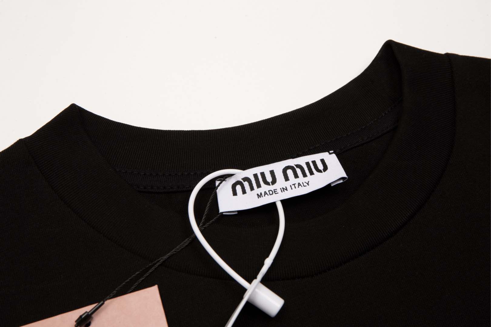 Miumiu 新款系列 贴布绣花圆领短袖T恤
