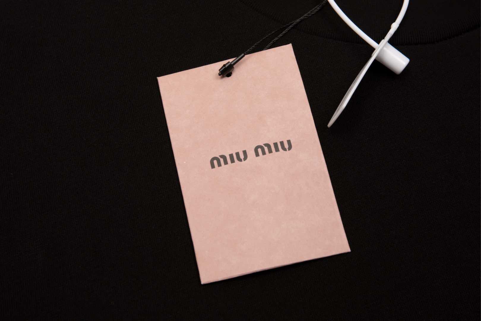 Miumiu 新款系列 贴布绣花圆领短袖T恤