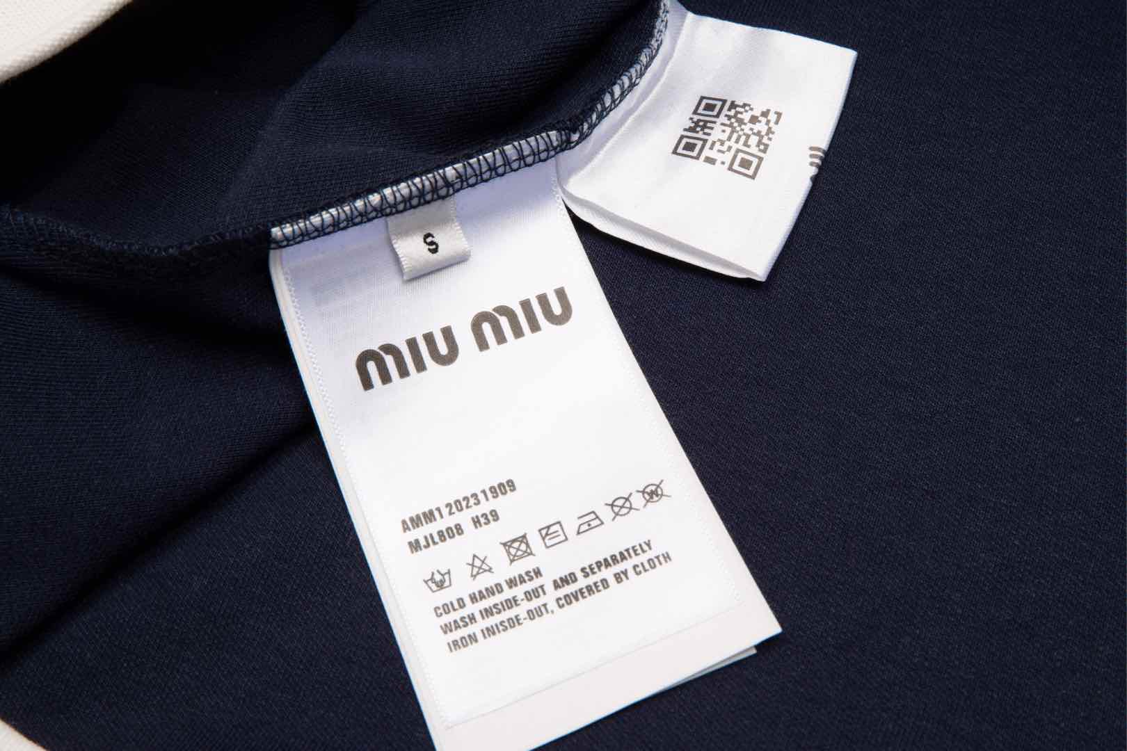 Miumiu 新款系列 微标字母撞色polo衫