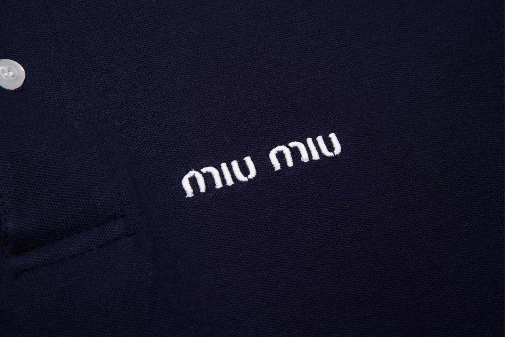 Miumiu 新款系列 微标字母撞色polo衫