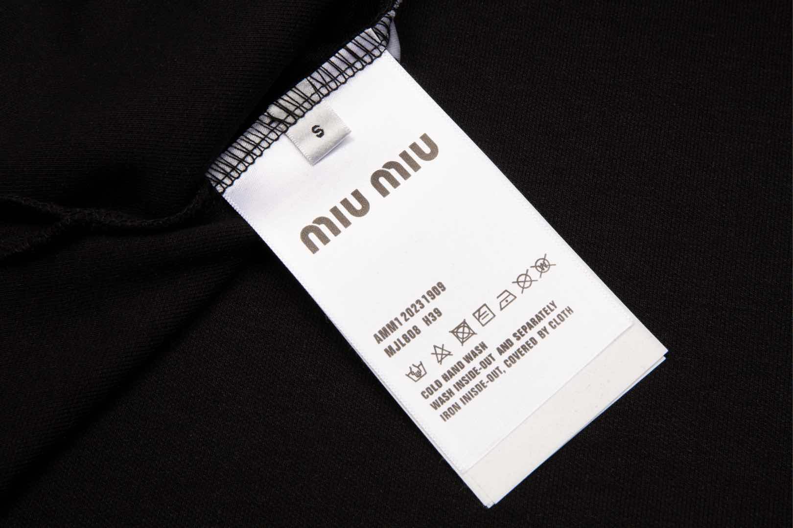 Miumiu 新款系列 微标字母polo衫 采用进口绣花机器