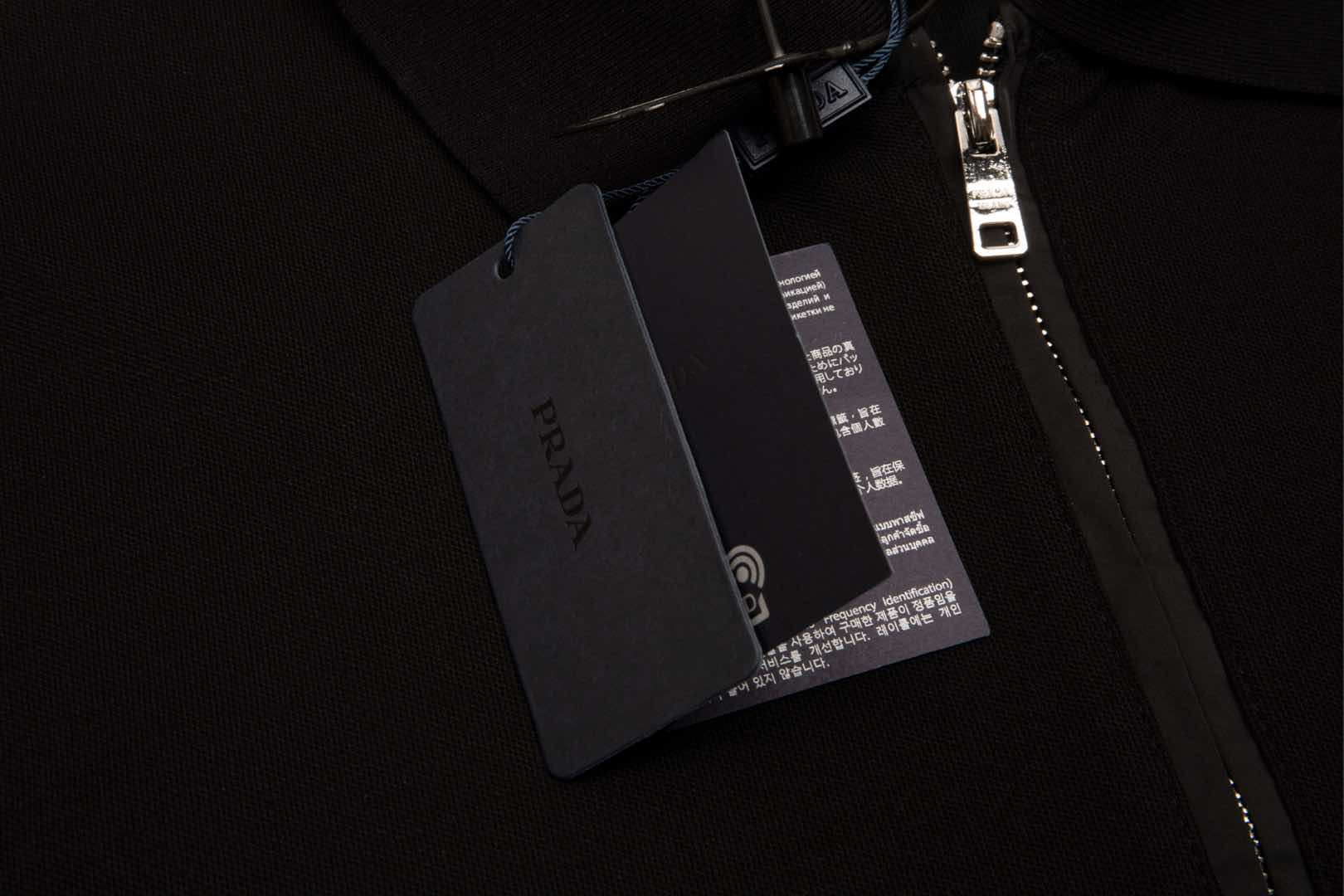 Prada 普拉达 三角铁牌微标polo衫 前幅采用拉链式套头