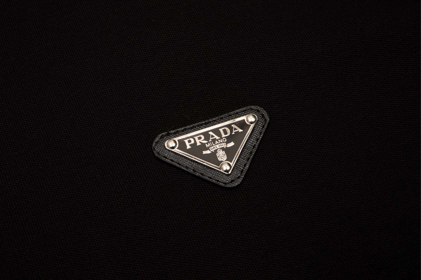 Prada 普拉达 三角铁牌微标polo衫 前幅采用拉链式套头
