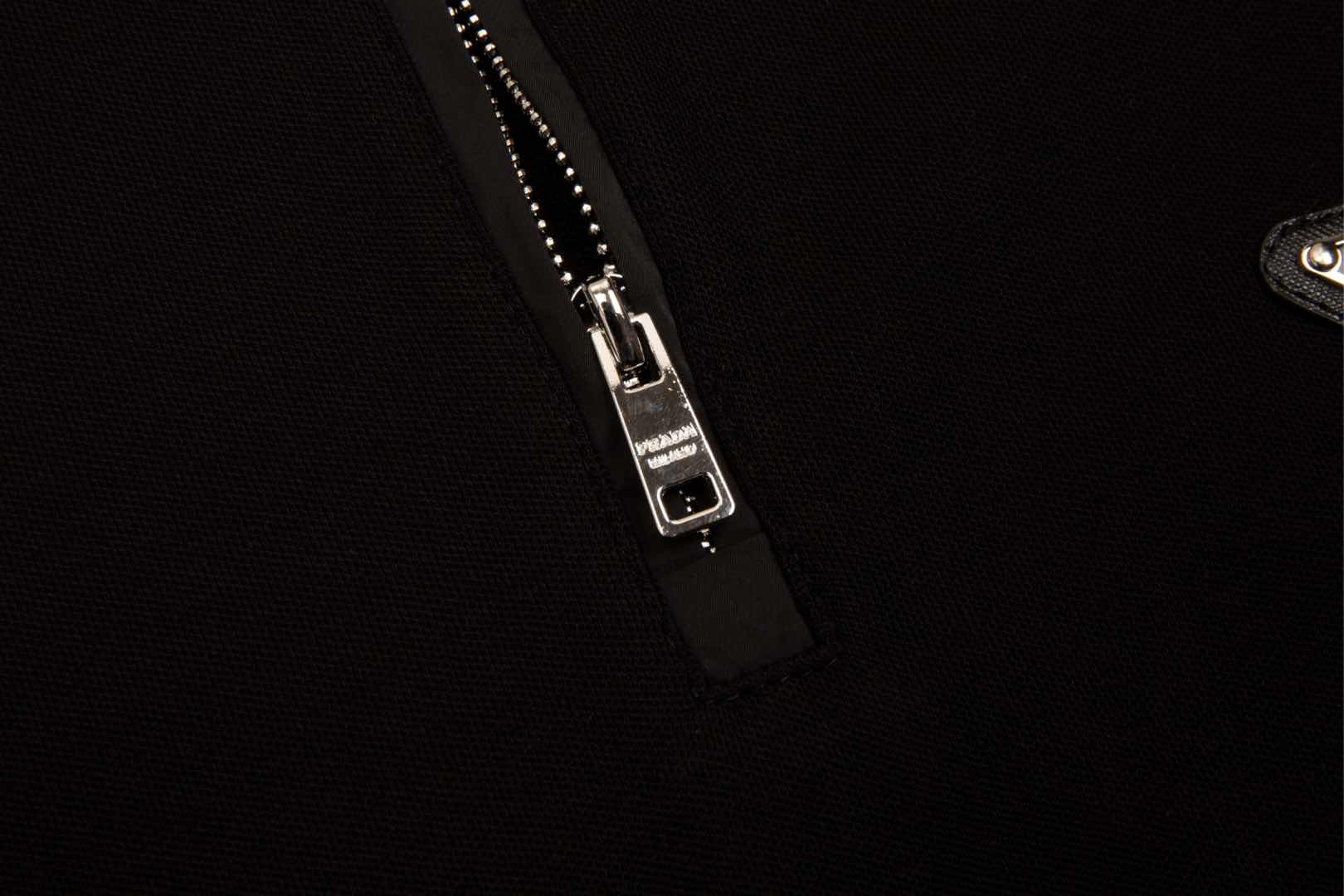 Prada 普拉达 三角铁牌微标polo衫 前幅采用拉链式套头