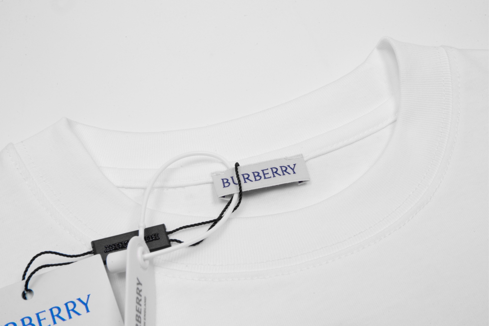 
高品质 
Burberry/巴宝莉 士兵浪板圆领短袖T恤，面料采用纯棉精梳棉面料，前后采用绒面发泡工艺