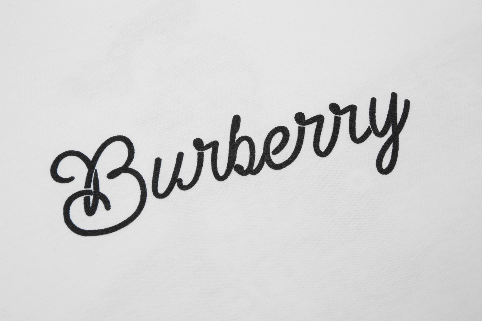 
高品质 
Burberry/巴宝莉 士兵浪板圆领短袖T恤，面料采用纯棉精梳棉面料，前后采用绒面发泡工艺