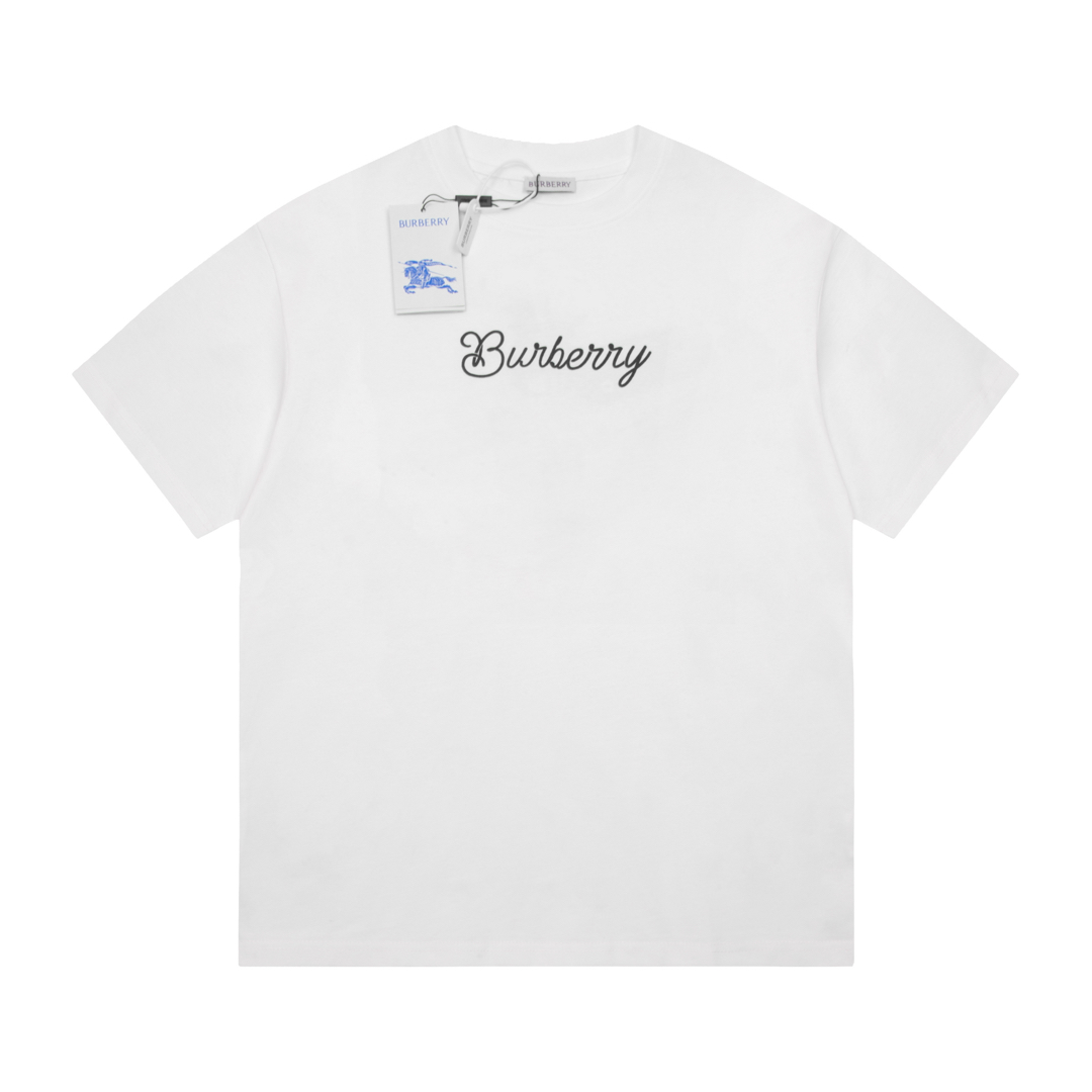 
高品质 
Burberry/巴宝莉 士兵浪板圆领短袖T恤，面料采用纯棉精梳棉面料，前后采用绒面发泡工艺