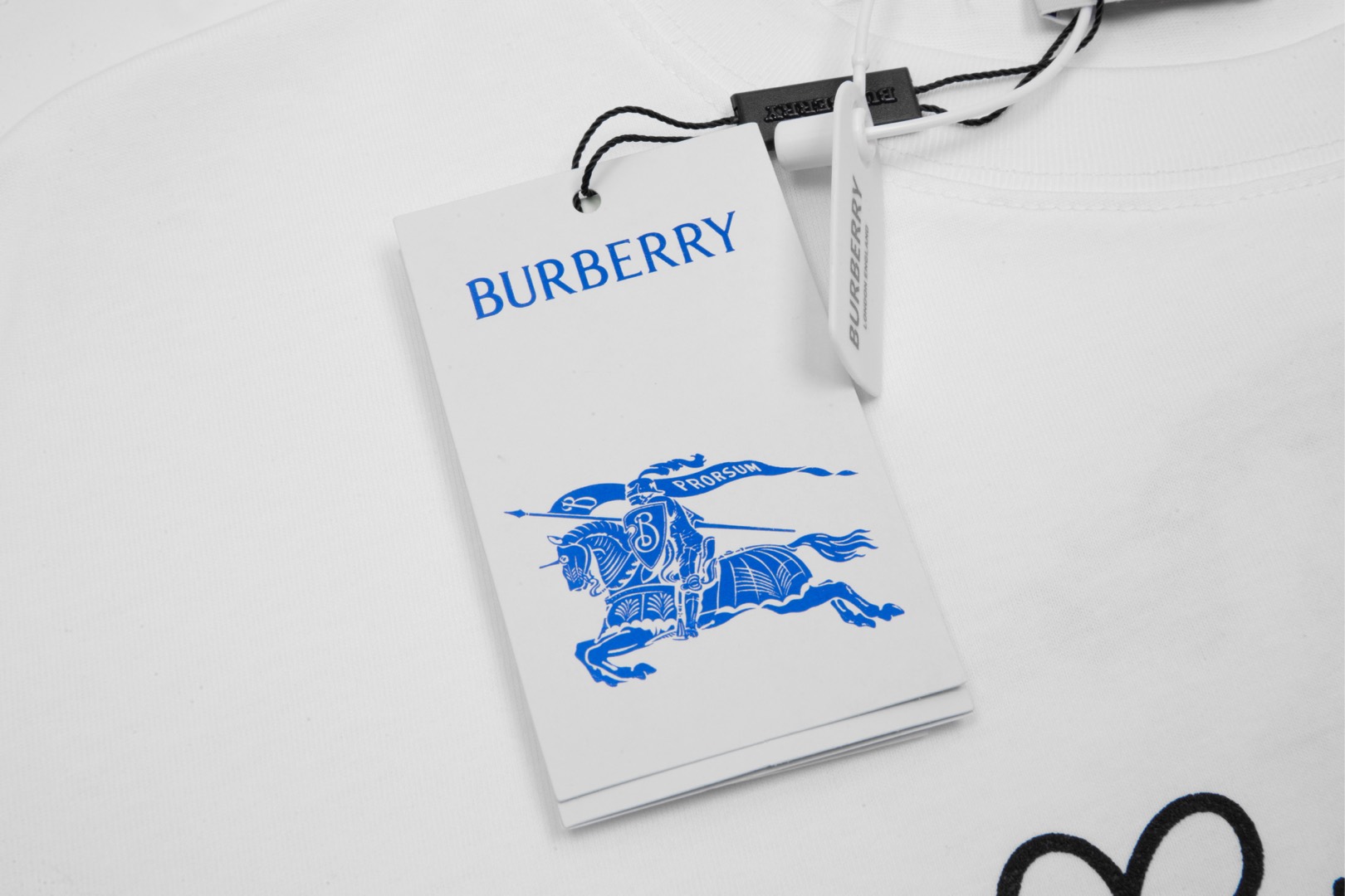 
高品质 
Burberry/巴宝莉 士兵浪板圆领短袖T恤，面料采用纯棉精梳棉面料，前后采用绒面发泡工艺
