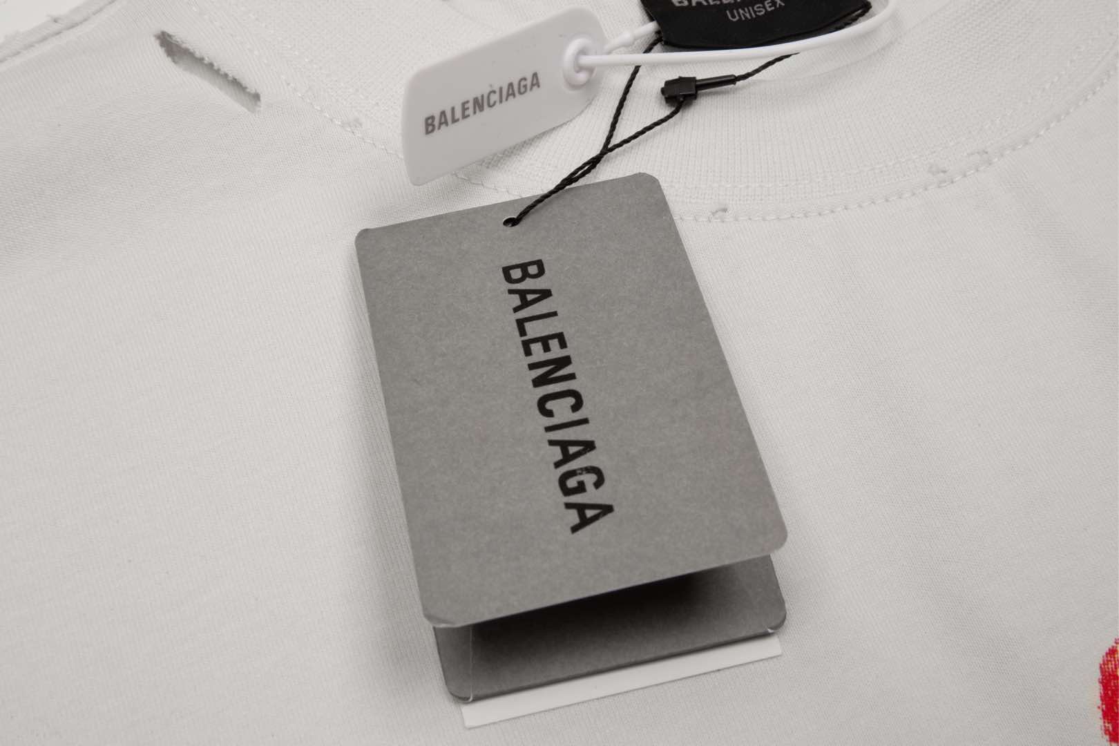 
高品质
Balenciga/巴黎世家 新款 情人节限定短袖T恤 采用前后模糊印花工艺➕磨破工艺 纯棉柔