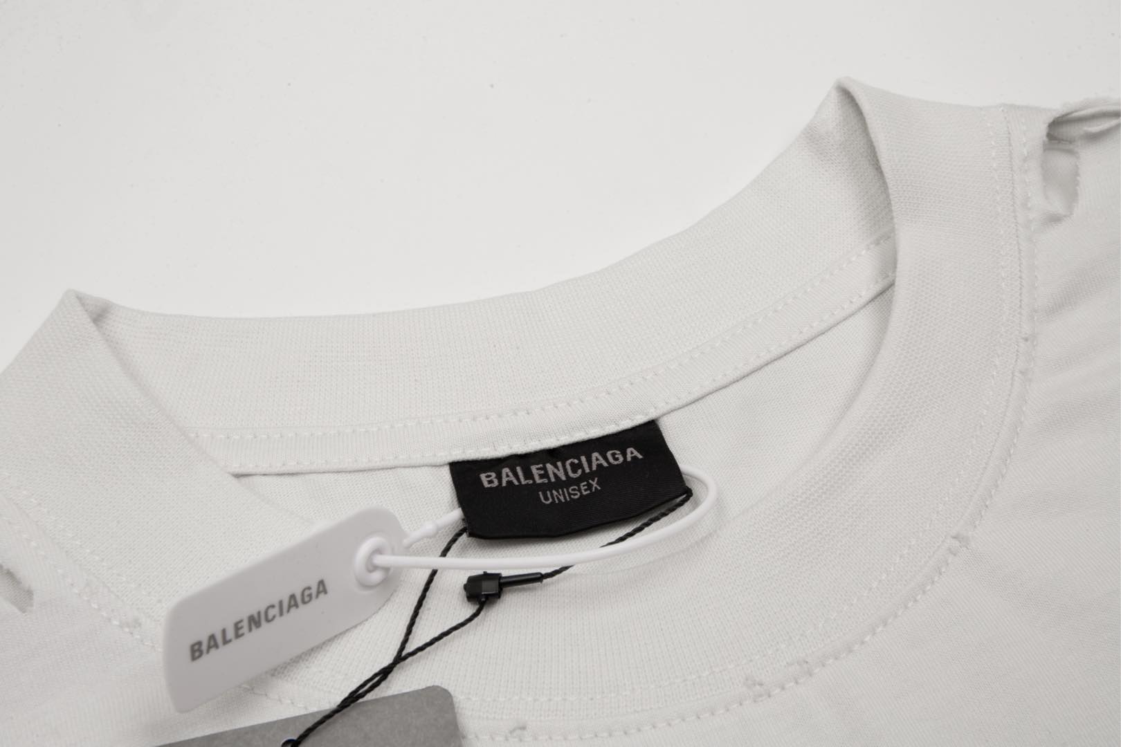 
高品质
Balenciga/巴黎世家 新款 情人节限定短袖T恤 采用前后模糊印花工艺➕磨破工艺 纯棉柔