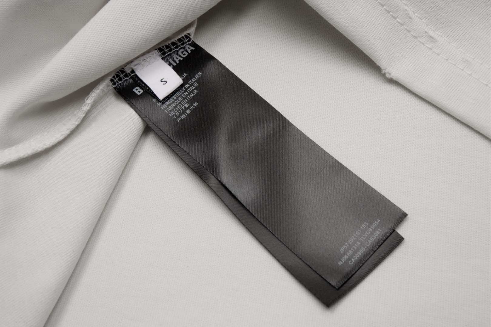 
高品质
Balenciga/巴黎世家 新款 情人节限定短袖T恤 采用前后模糊印花工艺➕磨破工艺 纯棉柔